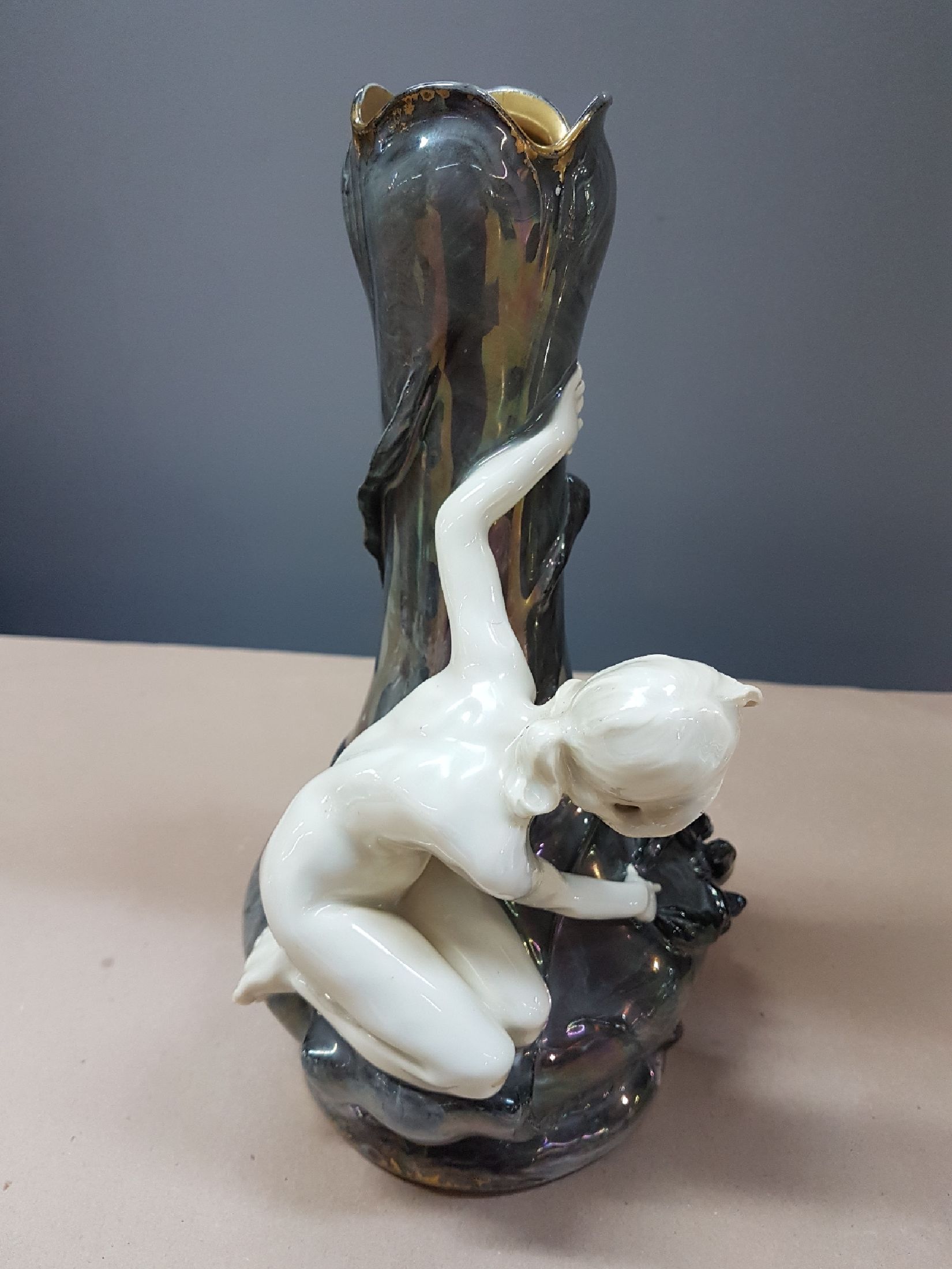 Detail i: Jugendstilvase mit Akt-Skulptur und Hummer, wohl Rosenthal Kronach, um 1900, Porzellan, graugrün marmorierte Glasur lüstriert, Frauenakt weiß und ...