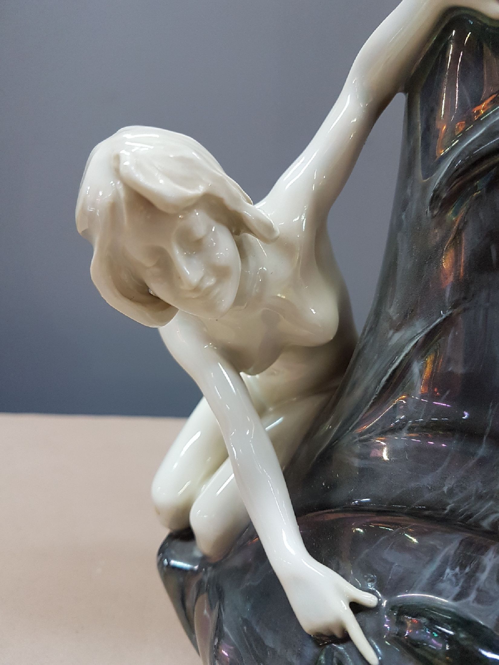 Detail j: Jugendstilvase mit Akt-Skulptur und Hummer, wohl Rosenthal Kronach, um 1900, Porzellan, graugrün marmorierte Glasur lüstriert, Frauenakt weiß und ...