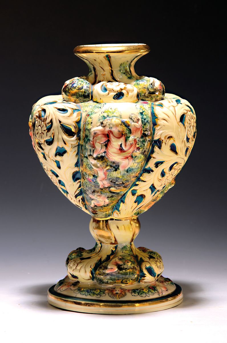 Vase, gemarkt S. Marino, Feinsteingut, reich reliefiert im Stil von Capodimonte und bunt und golden bemalt mit Amoretten und Pflanzen, H. ca. 30cm