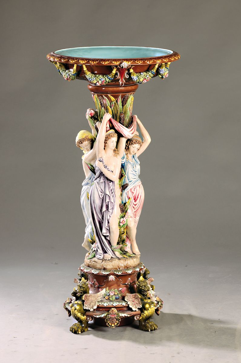 Blumenschale auf Säule, wohl Österreich/Ungarn, um 1900, Feinsteingut, reich reliefiert mit drei vollplastischen Frauengestalten und Pflanzen, vier ...