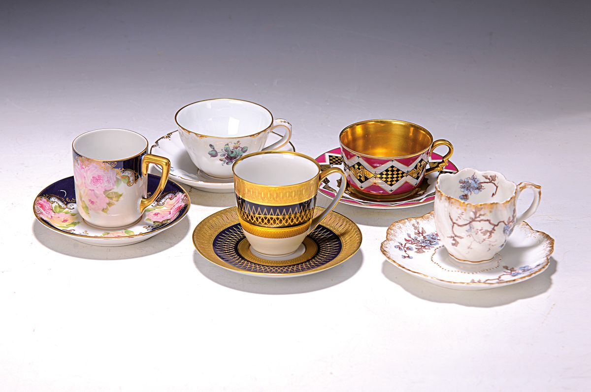 Sammlung aus 15 Mokkatassen, um 1910 bis Mitte 20. Jh., u.a. Rosenthal, Hutschenreuther, Limoges, Satsuma, Volkstedt, Nymphenburg, teilweise ...