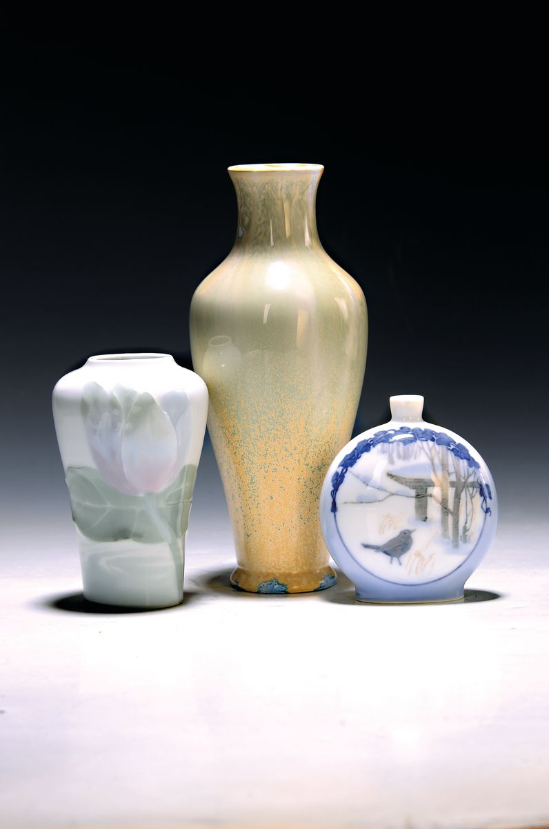 Drei Jugendstilvasen, 1. Sevres 1908, beigefarbene und blaue Laufglasur,am Boden bez. Sevres 1908, H. ca- 22 cm, 2. Vase mit Seerosenmotiv, ...