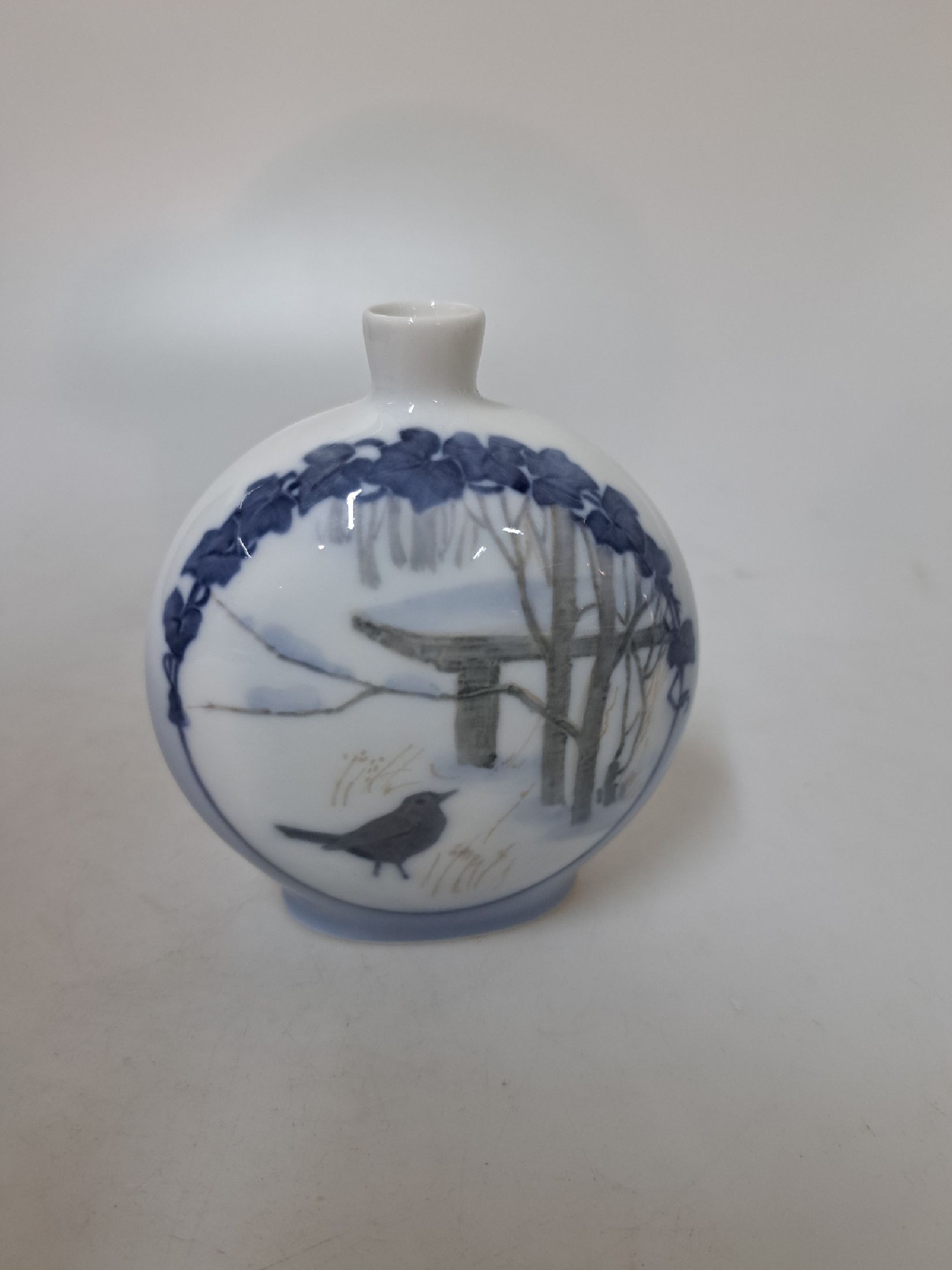 Detail g: Drei Jugendstilvasen, 1. Sevres 1908, beigefarbene und blaue Laufglasur,am Boden bez. Sevres 1908, H. ca- 22 cm, 2. Vase mit Seerosenmotiv, ...