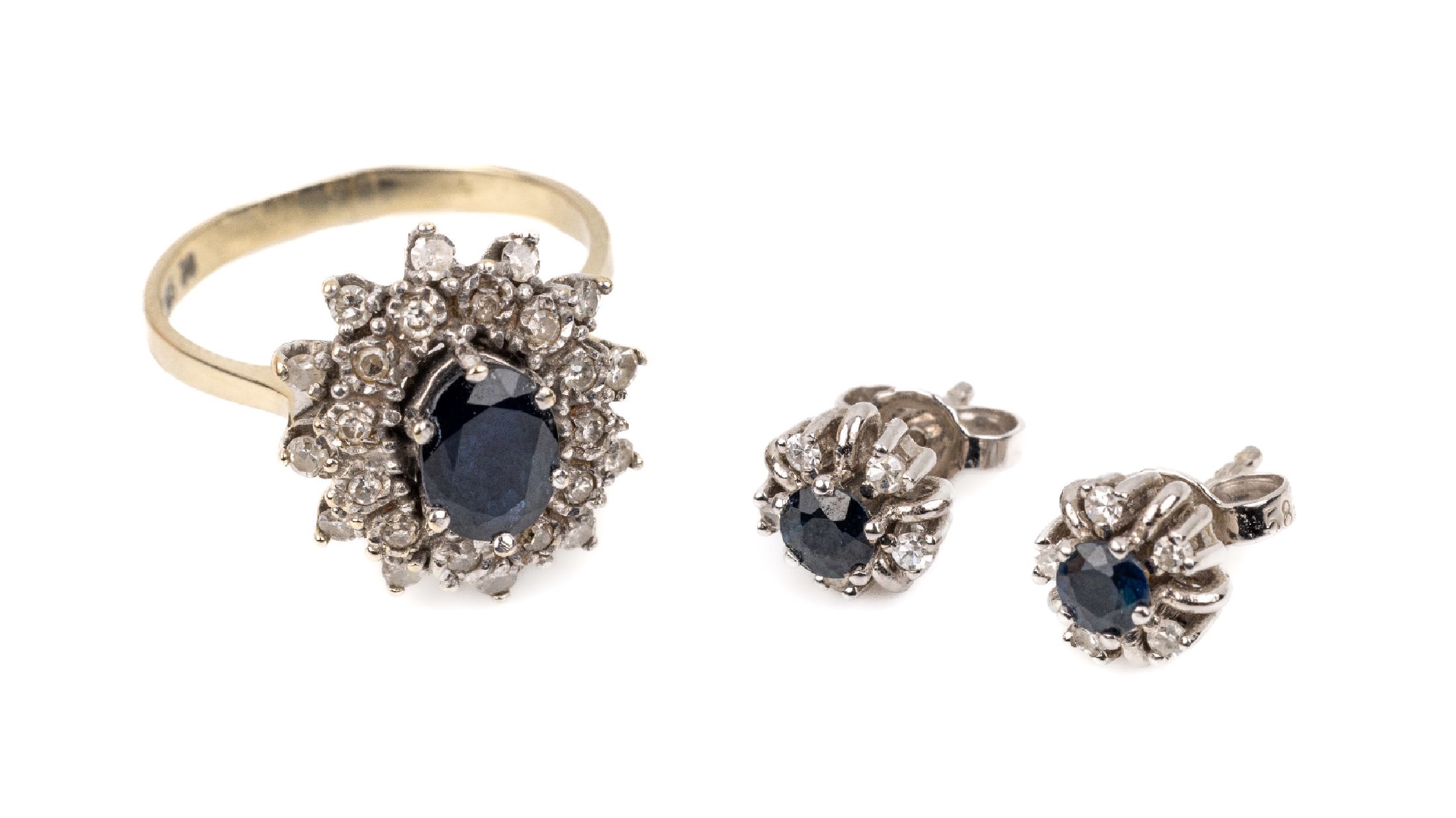 14 kt Gold Saphir-Diamant-Konvolut, Ring WG 585/000, ovalfacett. Saphir ca. 1.80 ct, und 24 Diamanten zus. ca. 0.30 ct Weiß/p, RW 51; Paar ...