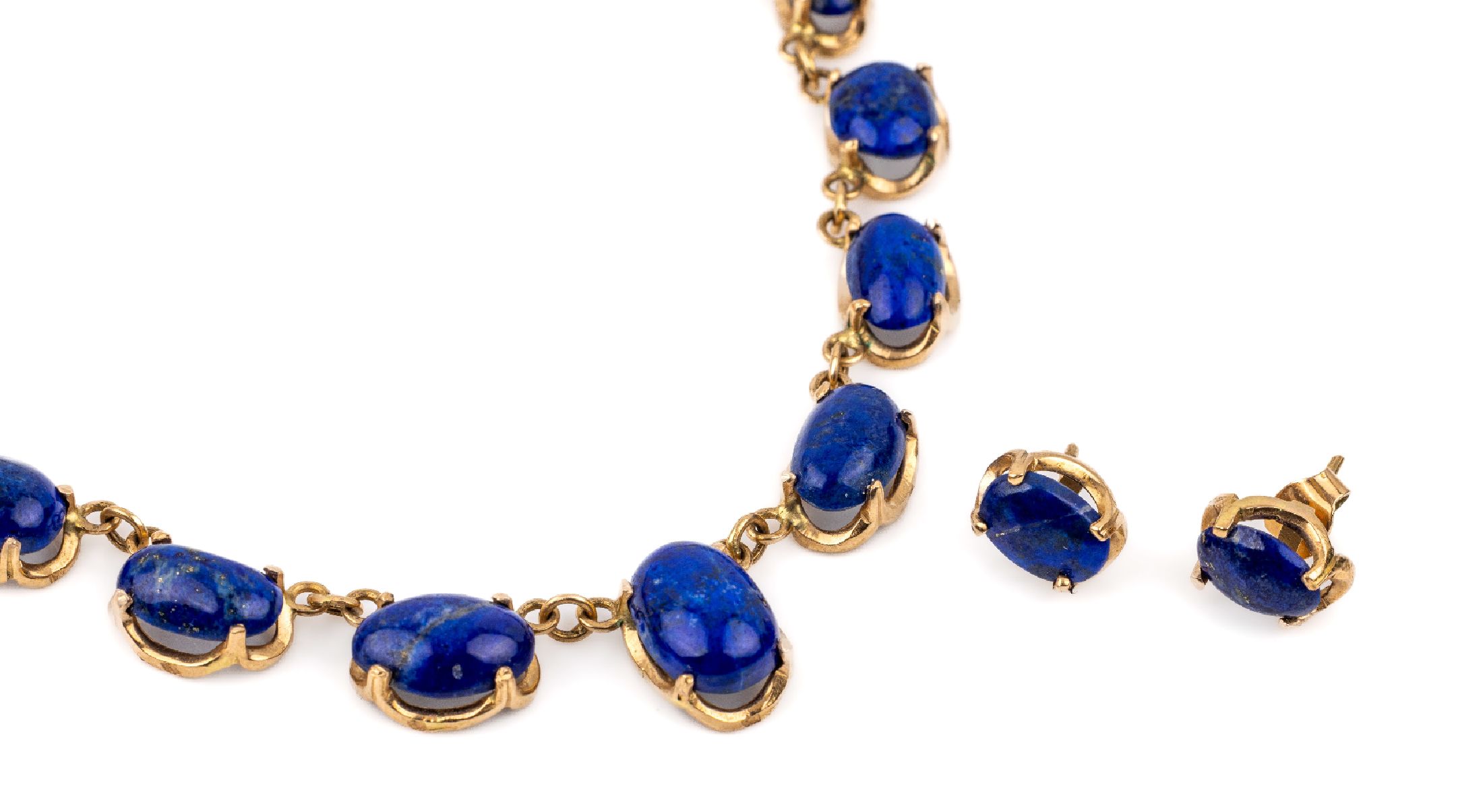 14 kt Gold Lapislazuli Schmuckset, GG 585/000, Paar Ohrstecker mit Lapislazuli- Cabochons, 1 Brisur fehlt, Collier mit Lapislazuli-Cabochons, L. ca. ...