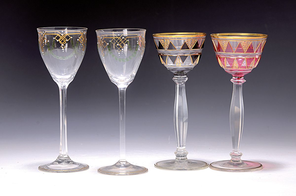 Vier Stengelgläser, deutsch, um 1900/15, 1. zwei Gläser mit überfangenem Rautendekor in Dunkelrot bzw Purpur, Goldstaffage, geschliffen, H. ca. 19 ...