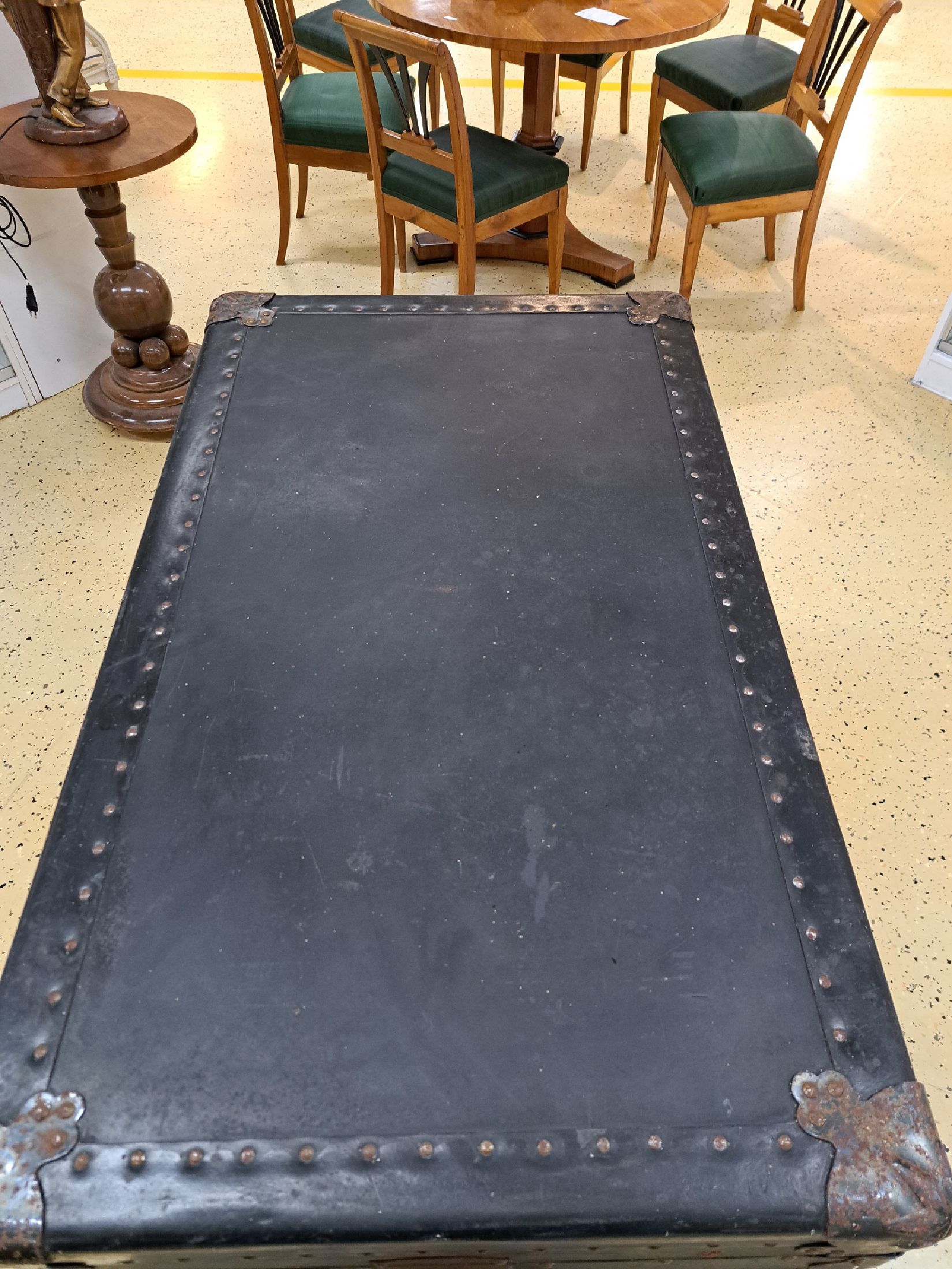 Detail a: 2 Koffer aus dem Nachlass Angele Maggi Spaulding, 1x Truhenkoffer mit altem Etikett Louis Vuitton innen (besch.), Holz und Wachstuch mit ...