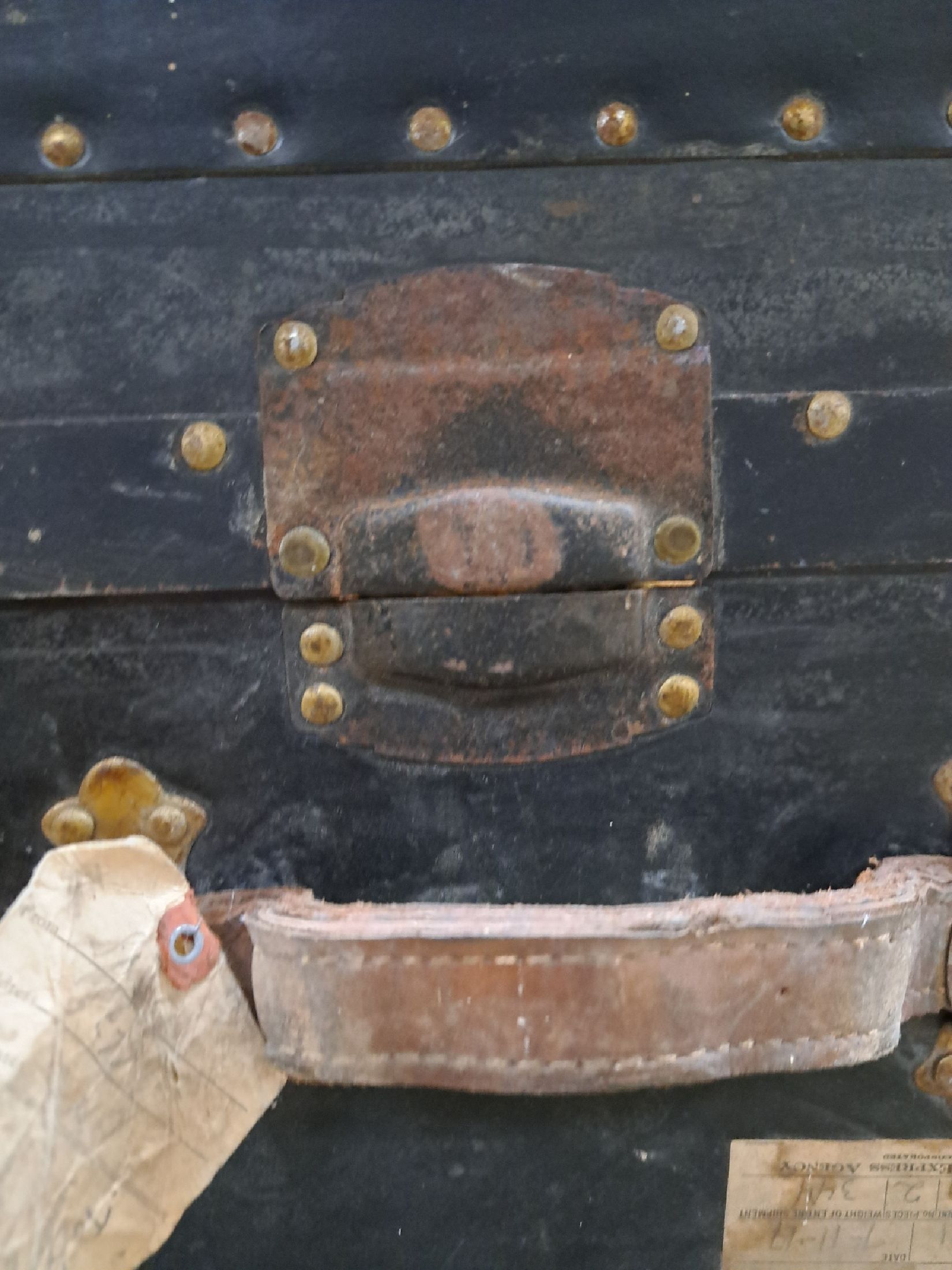 Detail b: 2 Koffer aus dem Nachlass Angele Maggi Spaulding, 1x Truhenkoffer mit altem Etikett Louis Vuitton innen (besch.), Holz und Wachstuch mit ...