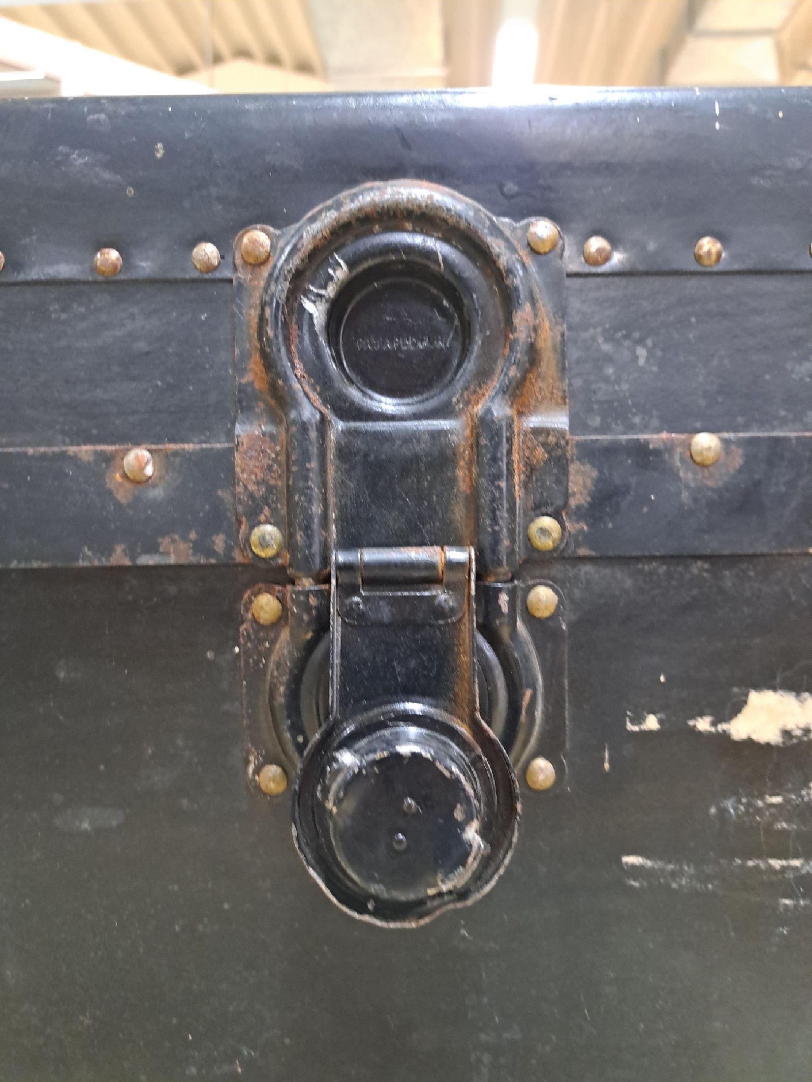 Detail c: 2 Koffer aus dem Nachlass Angele Maggi Spaulding, 1x Truhenkoffer mit altem Etikett Louis Vuitton innen (besch.), Holz und Wachstuch mit ...