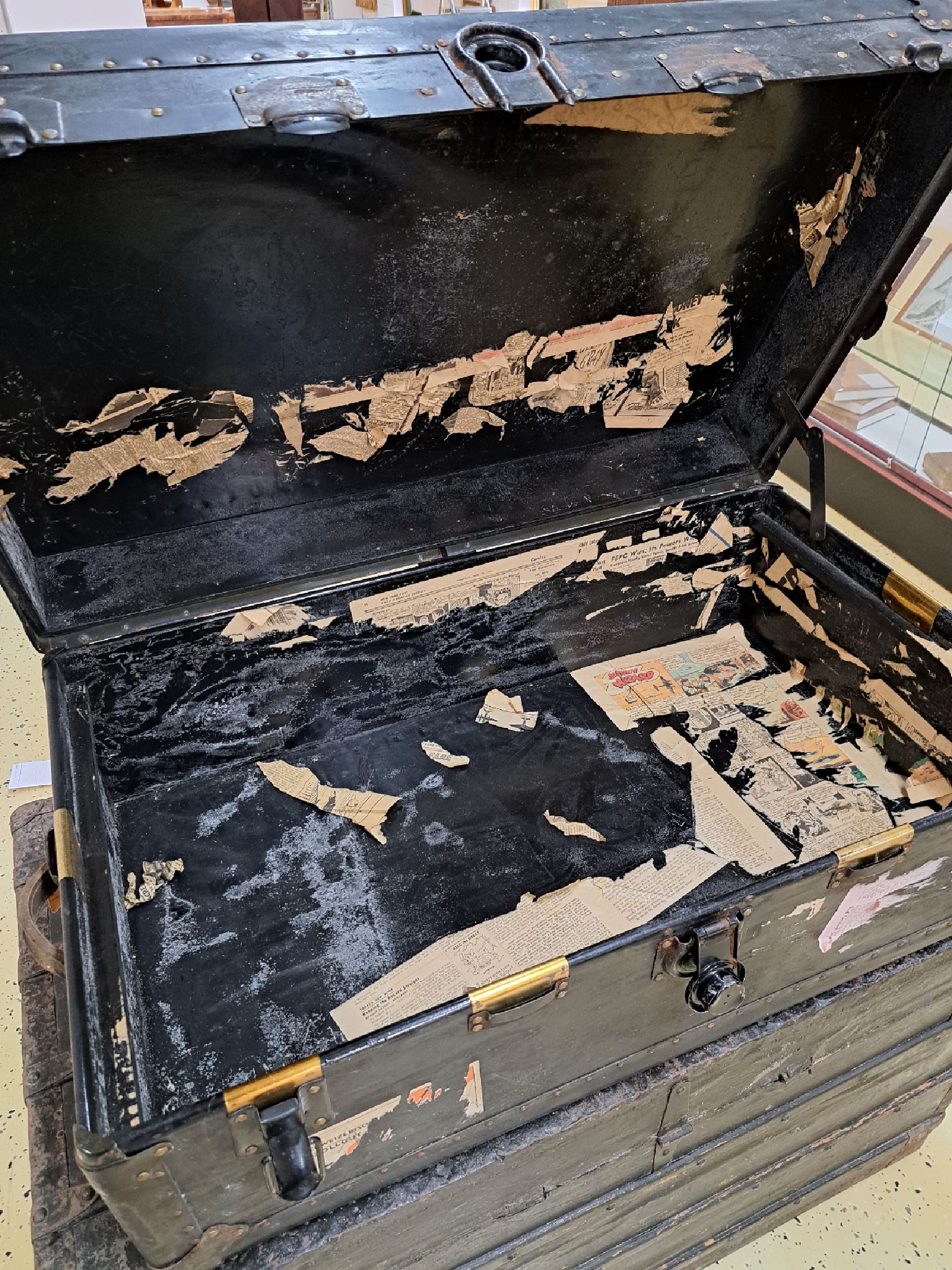 Detail d: 2 Koffer aus dem Nachlass Angele Maggi Spaulding, 1x Truhenkoffer mit altem Etikett Louis Vuitton innen (besch.), Holz und Wachstuch mit ...