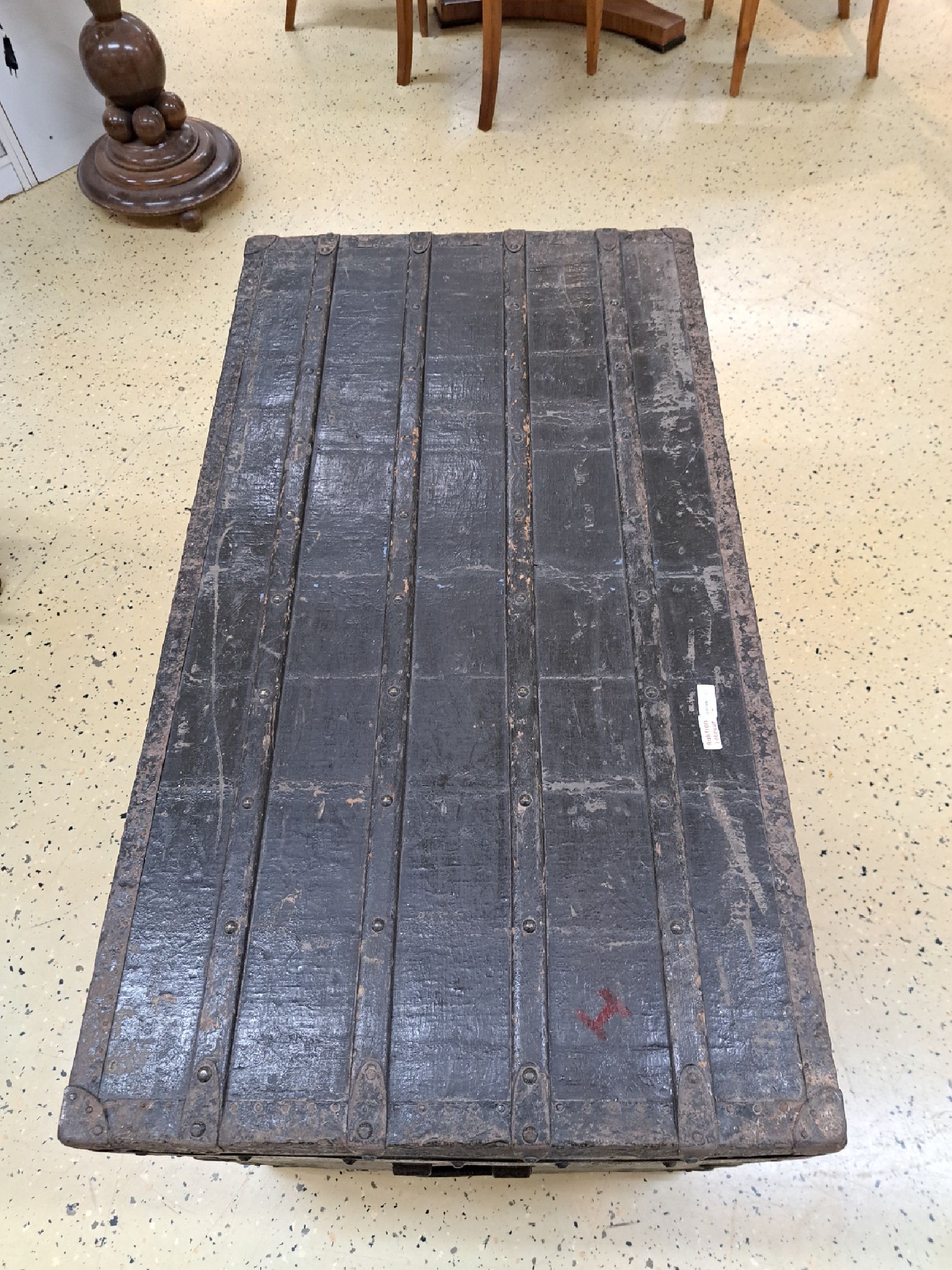 Detail e: 2 Koffer aus dem Nachlass Angele Maggi Spaulding, 1x Truhenkoffer mit altem Etikett Louis Vuitton innen (besch.), Holz und Wachstuch mit ...