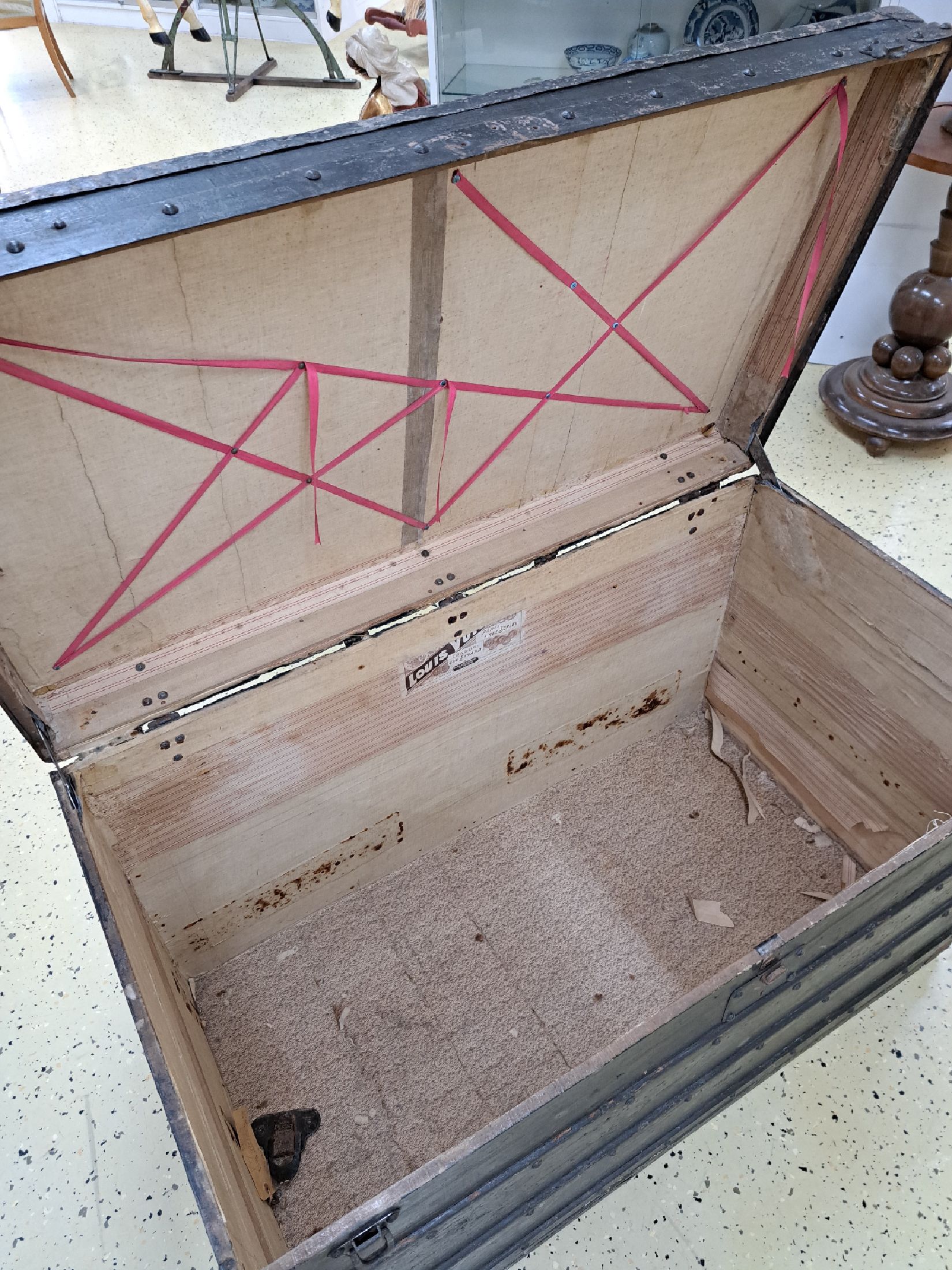 Detail f: 2 Koffer aus dem Nachlass Angele Maggi Spaulding, 1x Truhenkoffer mit altem Etikett Louis Vuitton innen (besch.), Holz und Wachstuch mit ...