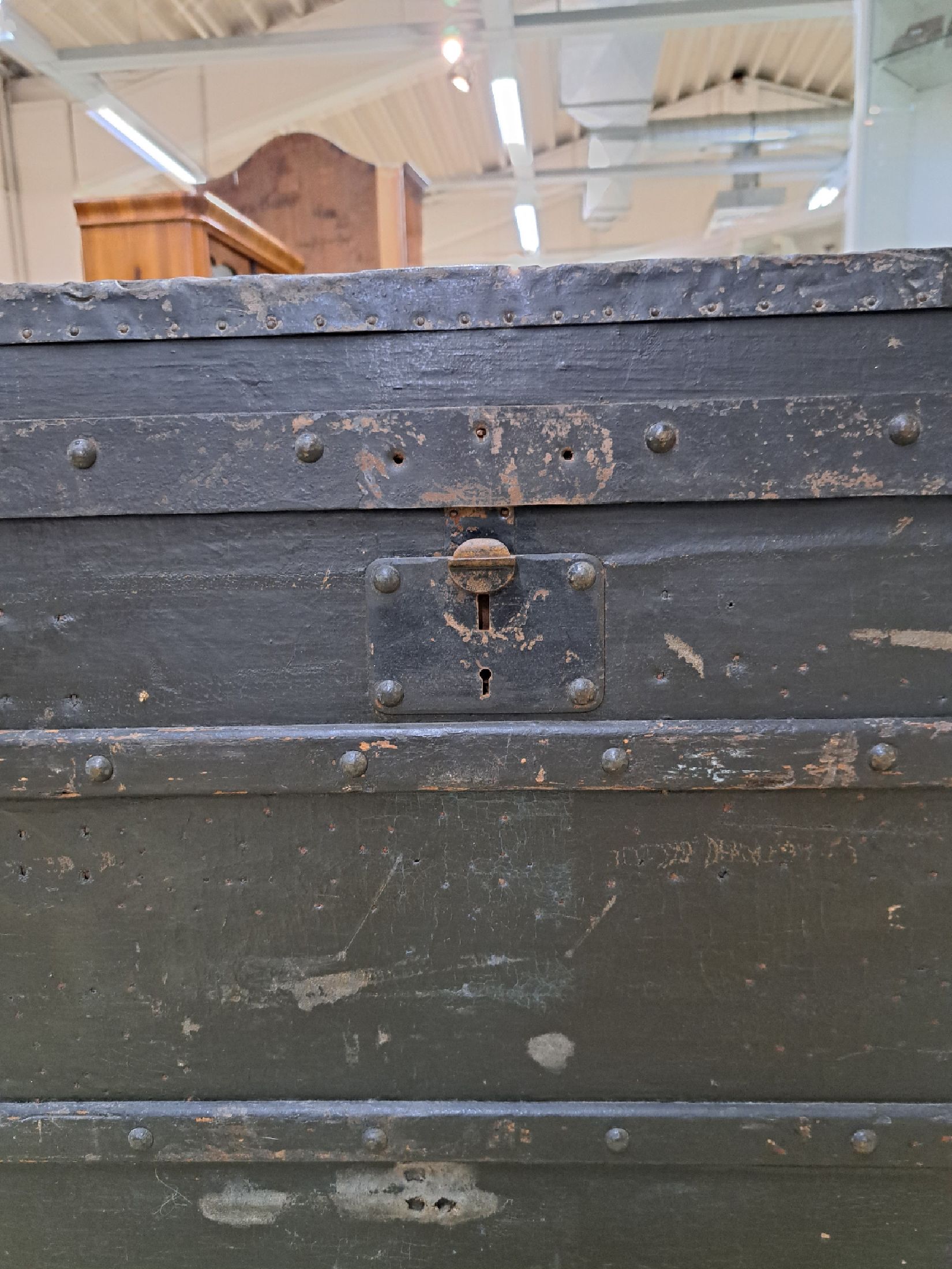 Detail g: 2 Koffer aus dem Nachlass Angele Maggi Spaulding, 1x Truhenkoffer mit altem Etikett Louis Vuitton innen (besch.), Holz und Wachstuch mit ...