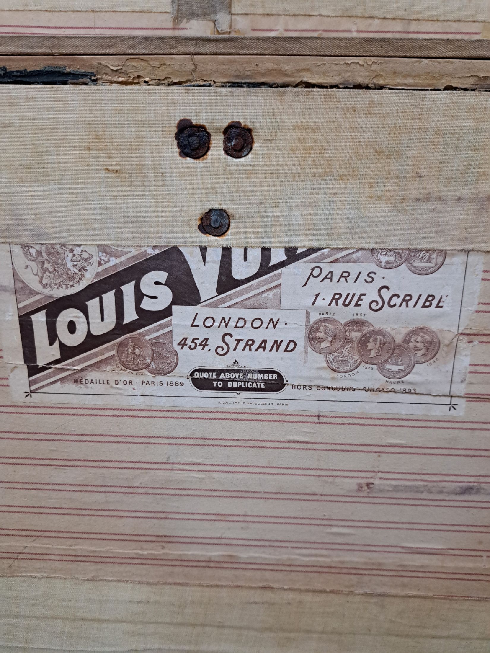 Detail h: 2 Koffer aus dem Nachlass Angele Maggi Spaulding, 1x Truhenkoffer mit altem Etikett Louis Vuitton innen (besch.), Holz und Wachstuch mit ...