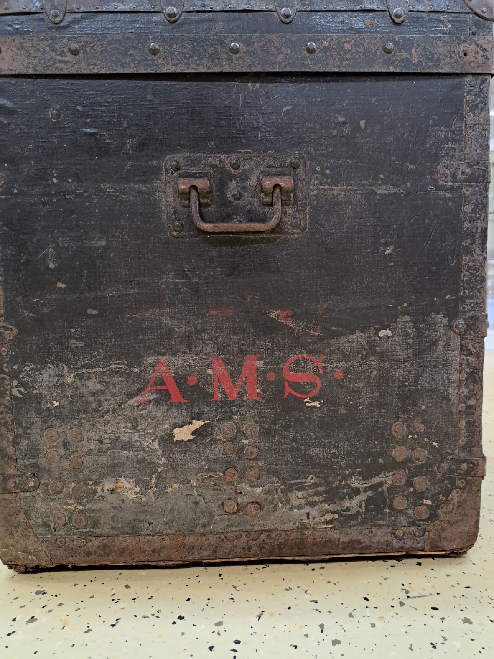 Detail i: 2 Koffer aus dem Nachlass Angele Maggi Spaulding, 1x Truhenkoffer mit altem Etikett Louis Vuitton innen (besch.), Holz und Wachstuch mit ...