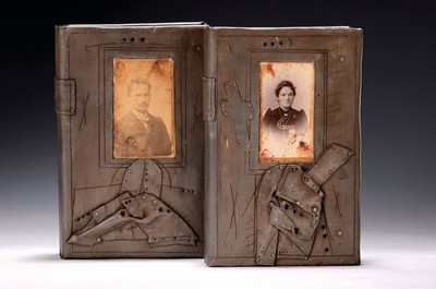 Image 26706110 - Gerd Hanebeck, 1939 Remscheid-2017 Wuppertal, 2-part art object in the form of books, with metal casing and old photo of a man and a woman from around 1900, each approx. 4x21x14cm