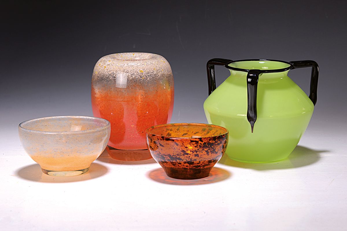 Vier Glasobjekte aus den 20/30er J., Lötz Vase, Tango, mit drei schwarzen Henkeln, ca. 13 x 17 cm, Dexel-Ei mit orange weißen Einpuderungen H. 14 ...