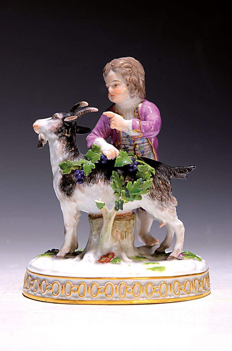 Porzellanfigur, Meissen, vor 1924, Modell H 82, Knabe mit Ziegen, Entwurf Johann Carl Schönheit, Porzellan, polychrom bemalt, am Blattwerk besch., ...
