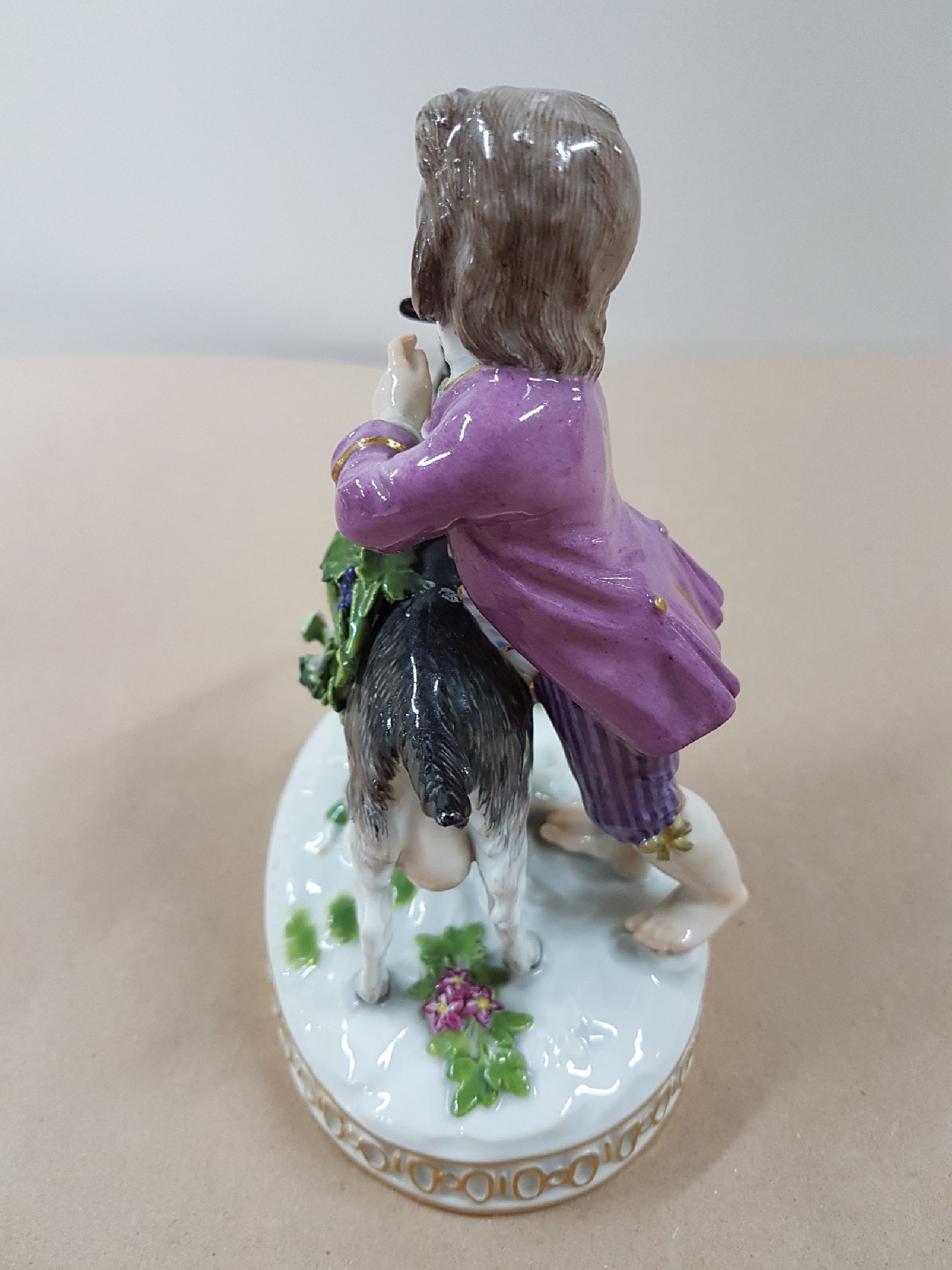 Detail d: Porzellanfigur, Meissen, vor 1924, Modell H 82, Knabe mit Ziegen, Entwurf Johann Carl Schönheit, Porzellan, polychrom bemalt, am Blattwerk besch., ...
