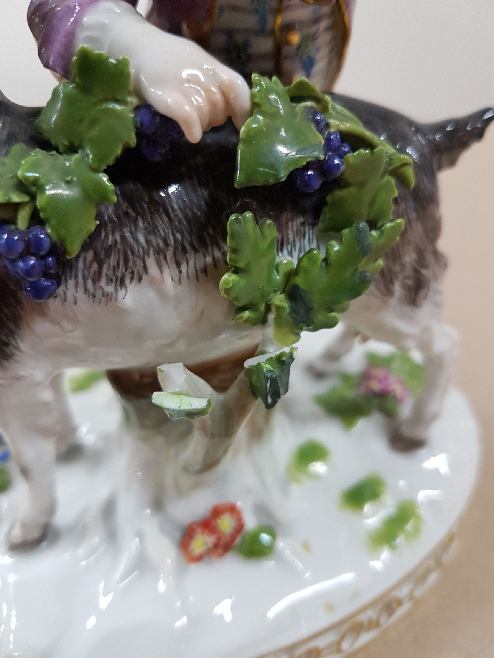 Detail e: Porzellanfigur, Meissen, vor 1924, Modell H 82, Knabe mit Ziegen, Entwurf Johann Carl Schönheit, Porzellan, polychrom bemalt, am Blattwerk besch., ...