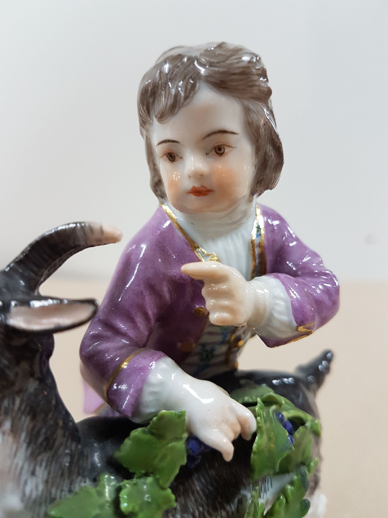 Detail f: Porzellanfigur, Meissen, vor 1924, Modell H 82, Knabe mit Ziegen, Entwurf Johann Carl Schönheit, Porzellan, polychrom bemalt, am Blattwerk besch., ...