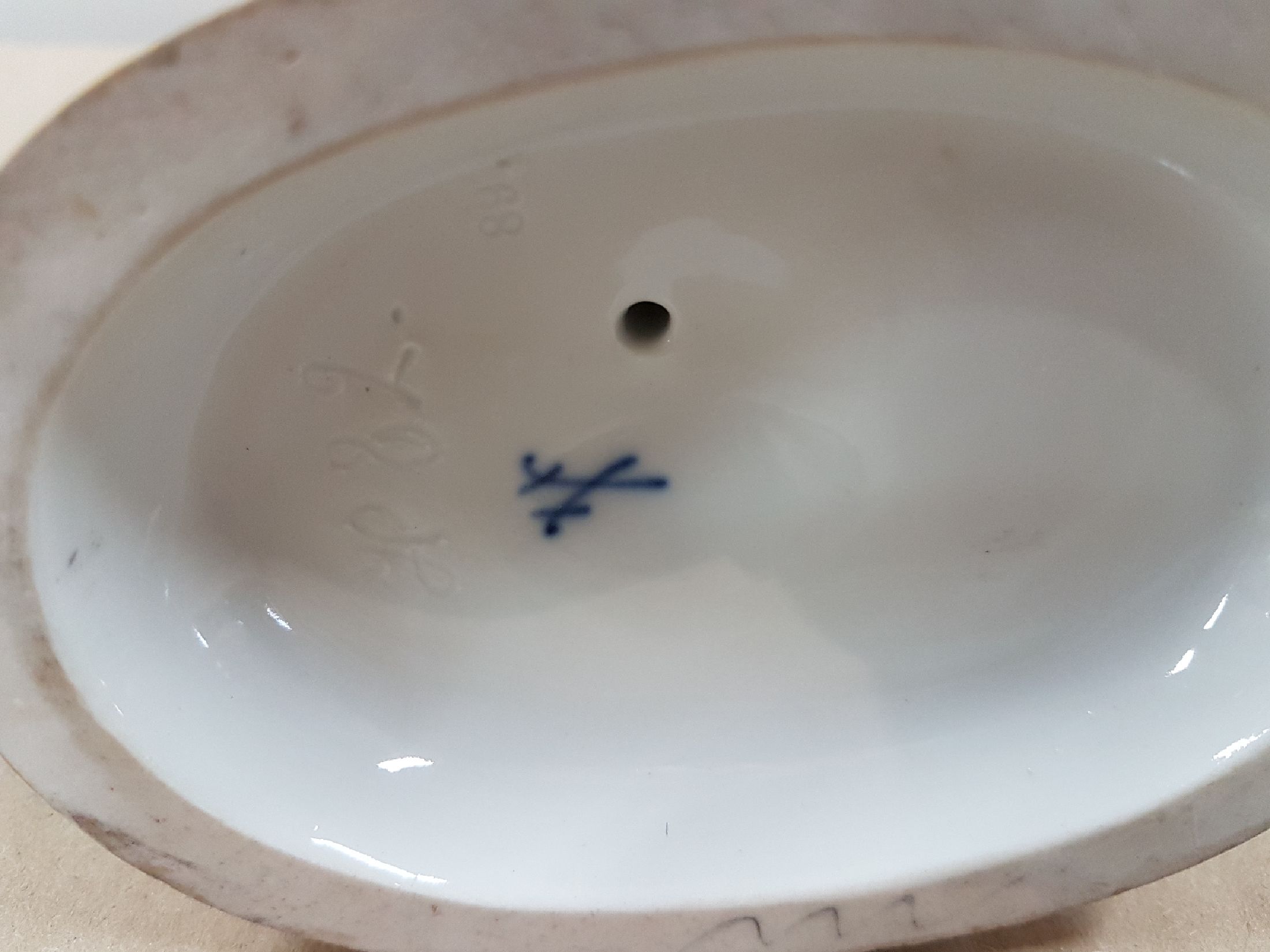 Detail g: Porzellanfigur, Meissen, vor 1924, Modell H 82, Knabe mit Ziegen, Entwurf Johann Carl Schönheit, Porzellan, polychrom bemalt, am Blattwerk besch., ...