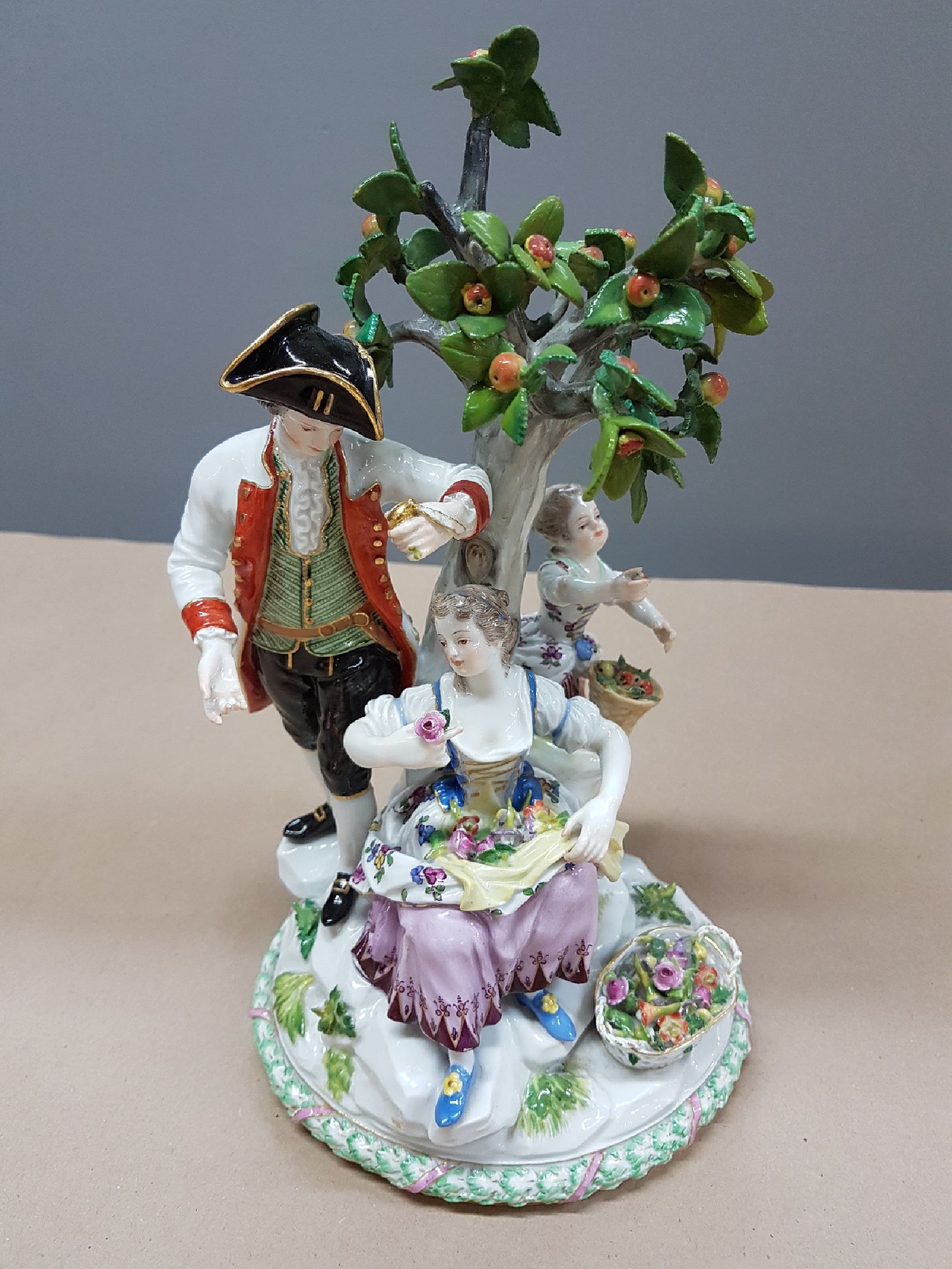 Detail a: Gärtnergruppe am Apfelbaum, Meissen, vor 1924, Knaufschwerter, Kavalier mit Taschenuhr, Gärtnerin mit Blüten in der Schürze und Mädchen, runder ...