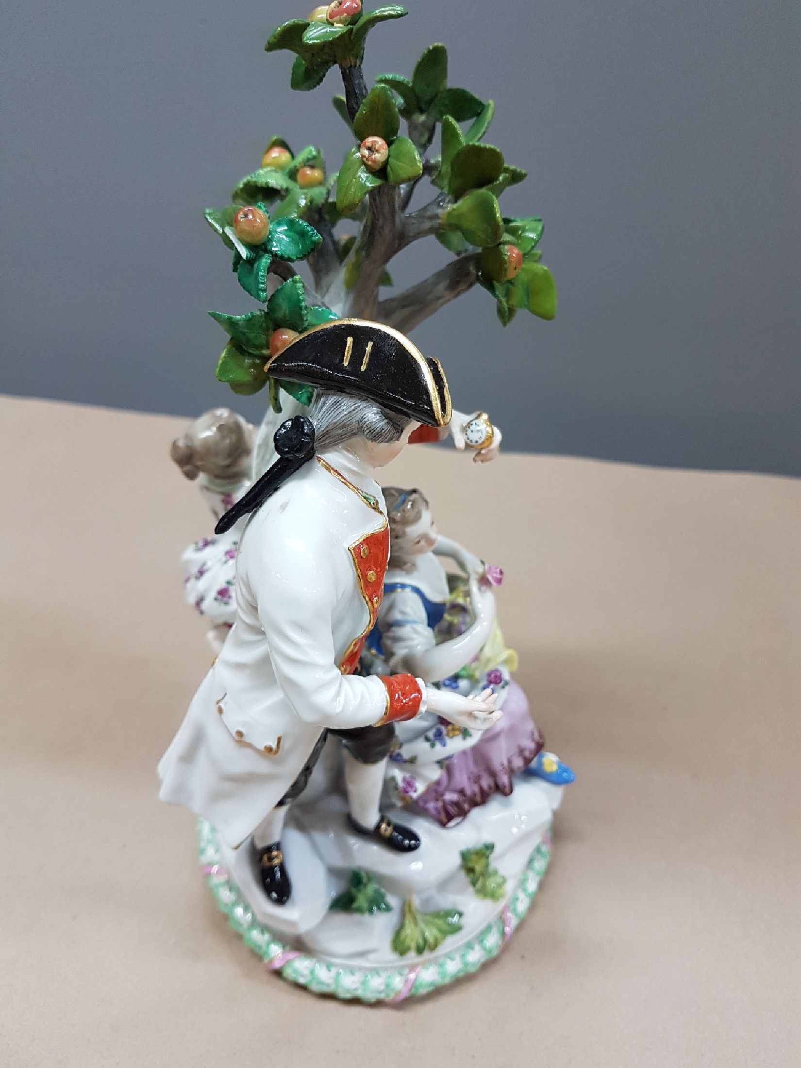 Detail b: Gärtnergruppe am Apfelbaum, Meissen, vor 1924, Knaufschwerter, Kavalier mit Taschenuhr, Gärtnerin mit Blüten in der Schürze und Mädchen, runder ...