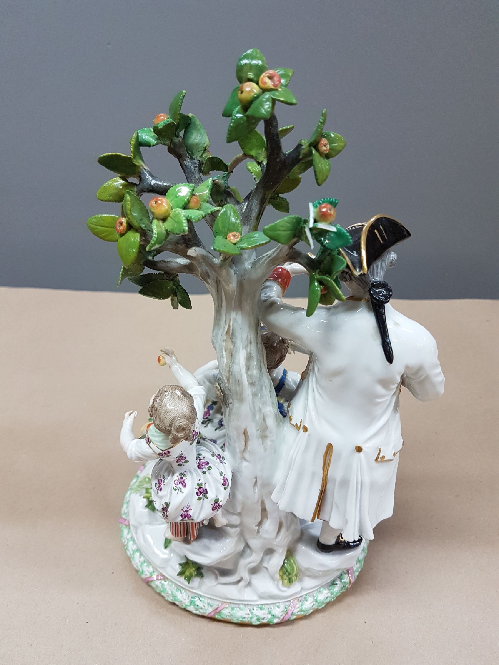 Detail c: Gärtnergruppe am Apfelbaum, Meissen, vor 1924, Knaufschwerter, Kavalier mit Taschenuhr, Gärtnerin mit Blüten in der Schürze und Mädchen, runder ...