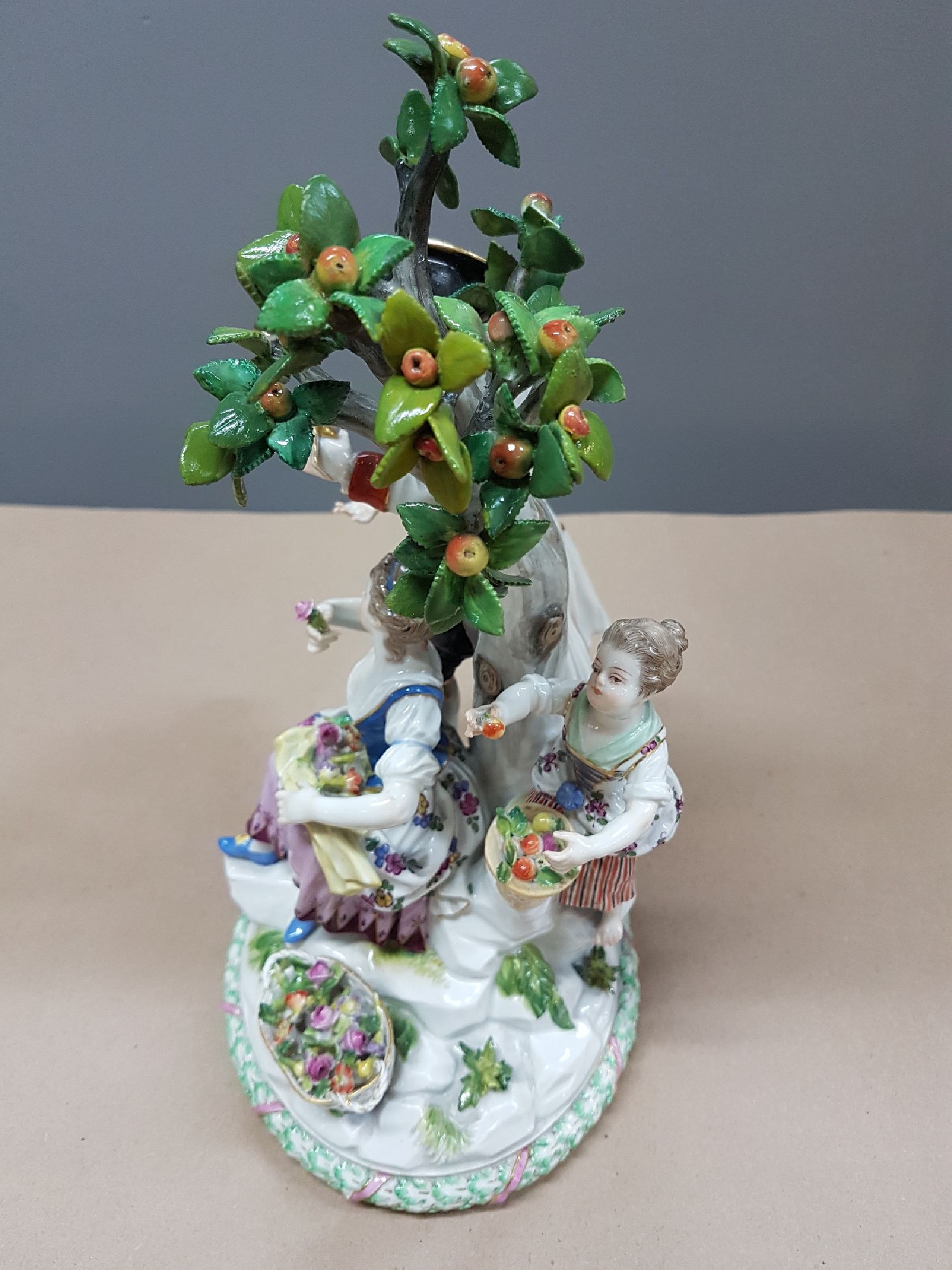 Detail d: Gärtnergruppe am Apfelbaum, Meissen, vor 1924, Knaufschwerter, Kavalier mit Taschenuhr, Gärtnerin mit Blüten in der Schürze und Mädchen, runder ...