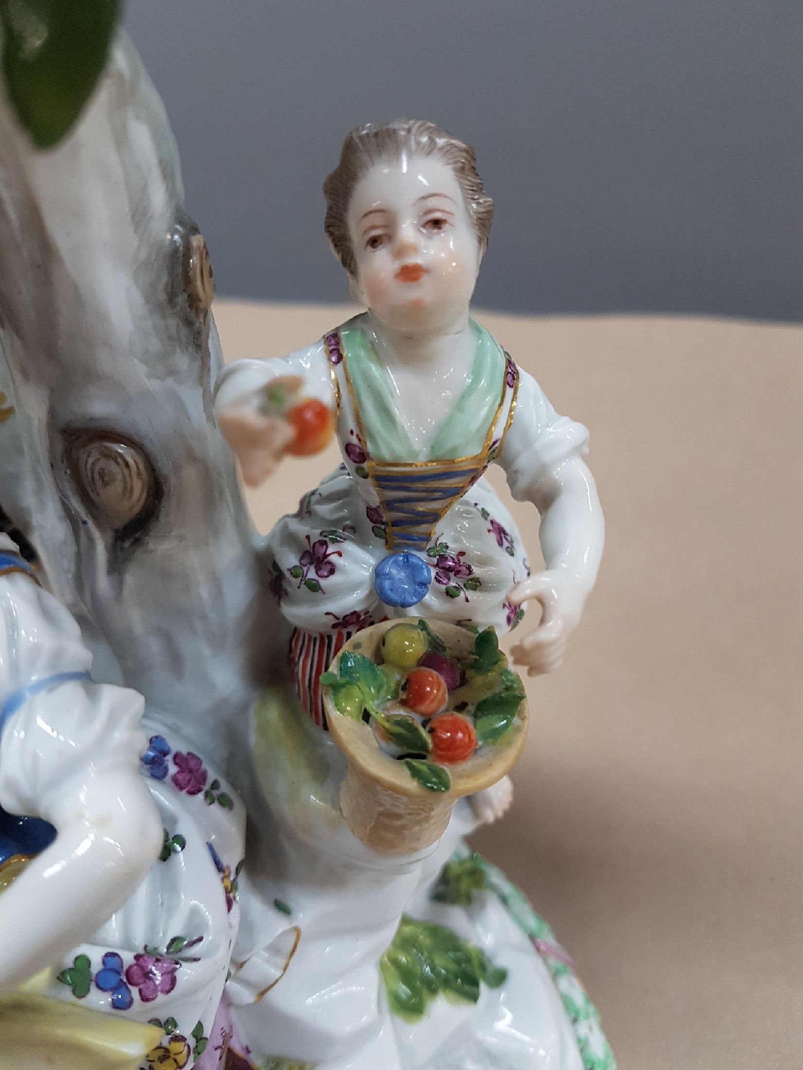 Detail e: Gärtnergruppe am Apfelbaum, Meissen, vor 1924, Knaufschwerter, Kavalier mit Taschenuhr, Gärtnerin mit Blüten in der Schürze und Mädchen, runder ...