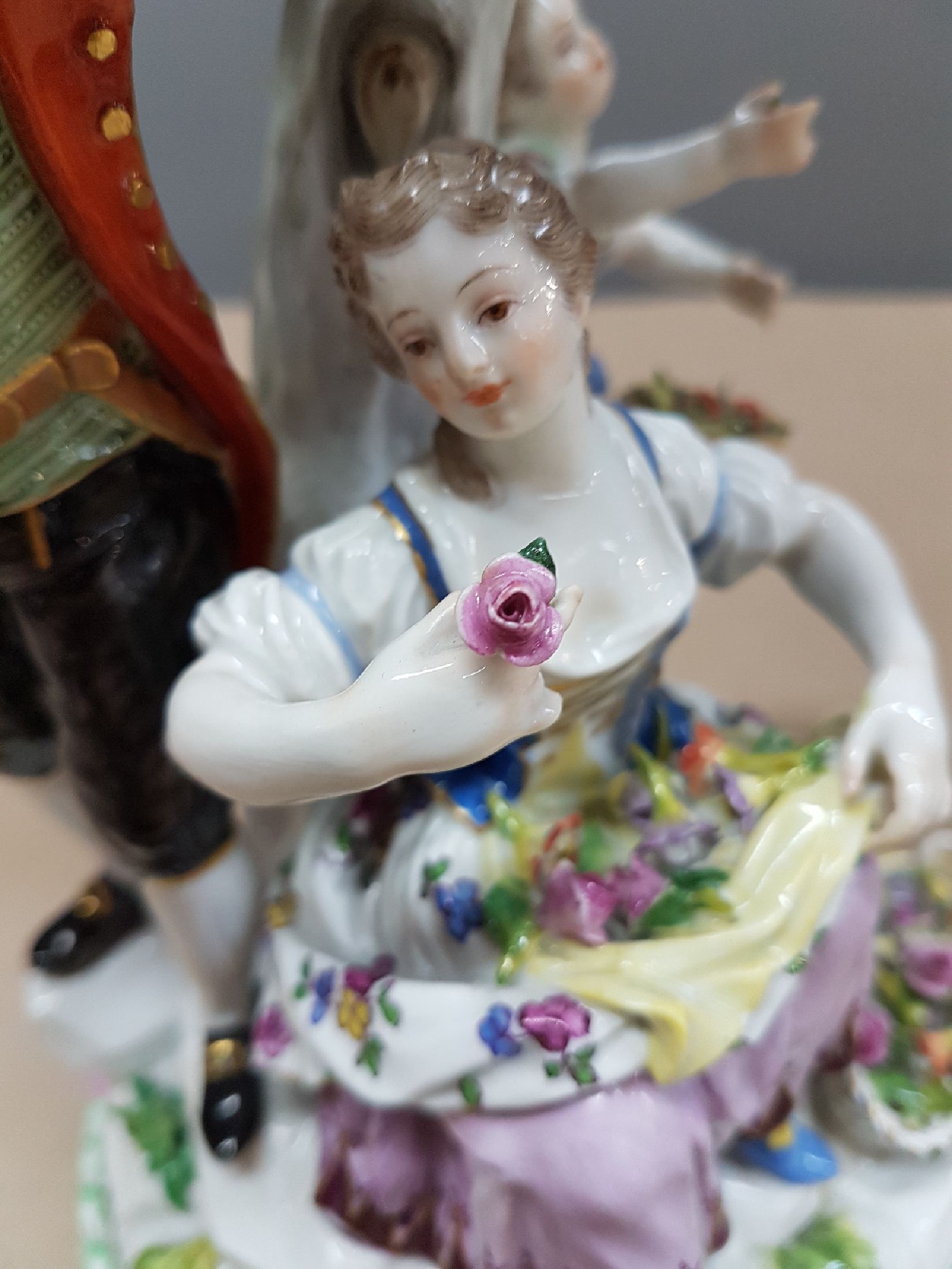 Detail f: Gärtnergruppe am Apfelbaum, Meissen, vor 1924, Knaufschwerter, Kavalier mit Taschenuhr, Gärtnerin mit Blüten in der Schürze und Mädchen, runder ...