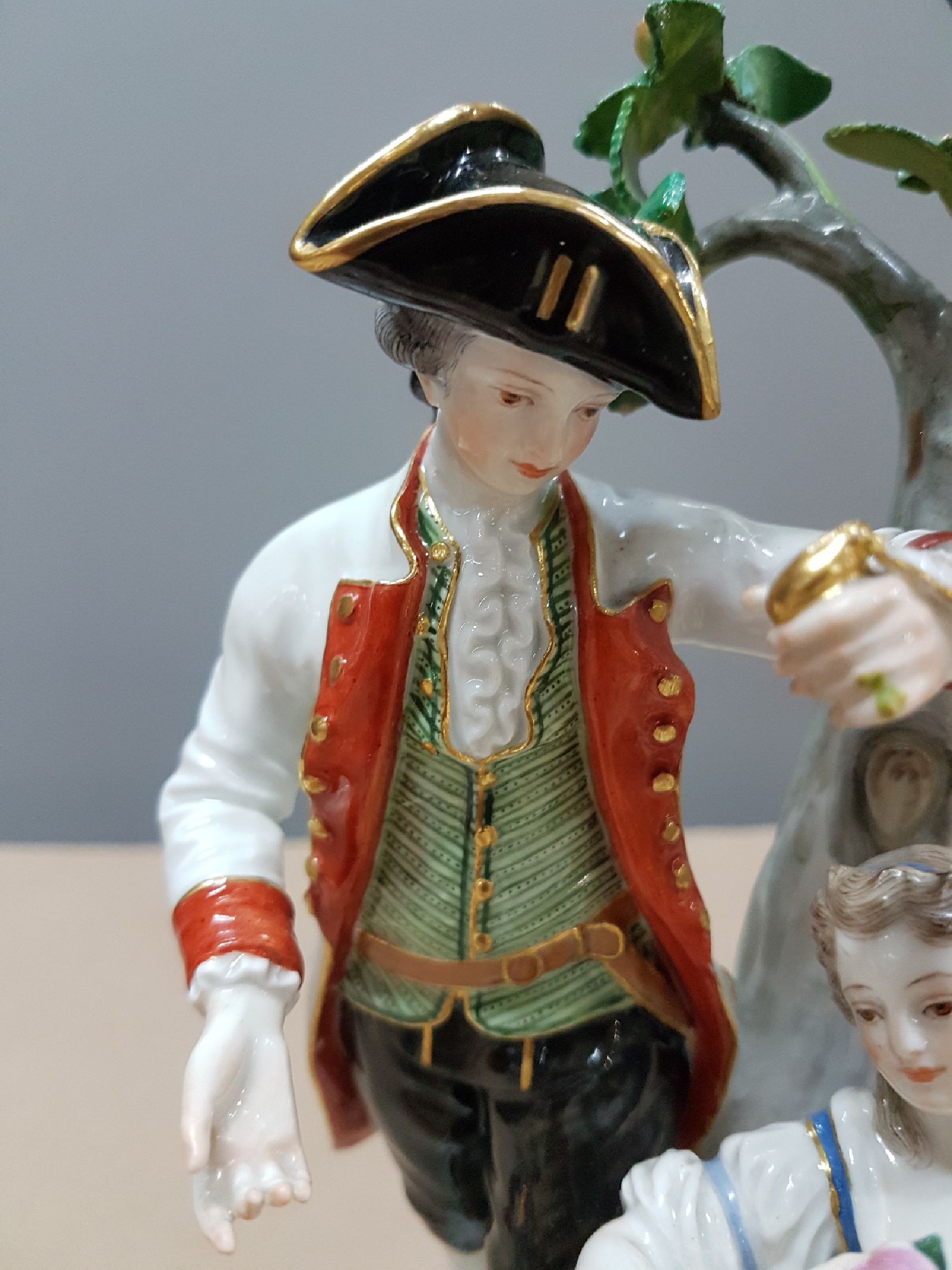 Detail g: Gärtnergruppe am Apfelbaum, Meissen, vor 1924, Knaufschwerter, Kavalier mit Taschenuhr, Gärtnerin mit Blüten in der Schürze und Mädchen, runder ...