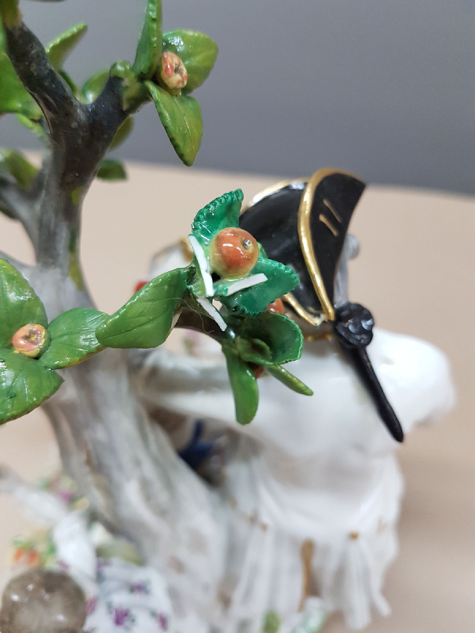 Detail h: Gärtnergruppe am Apfelbaum, Meissen, vor 1924, Knaufschwerter, Kavalier mit Taschenuhr, Gärtnerin mit Blüten in der Schürze und Mädchen, runder ...