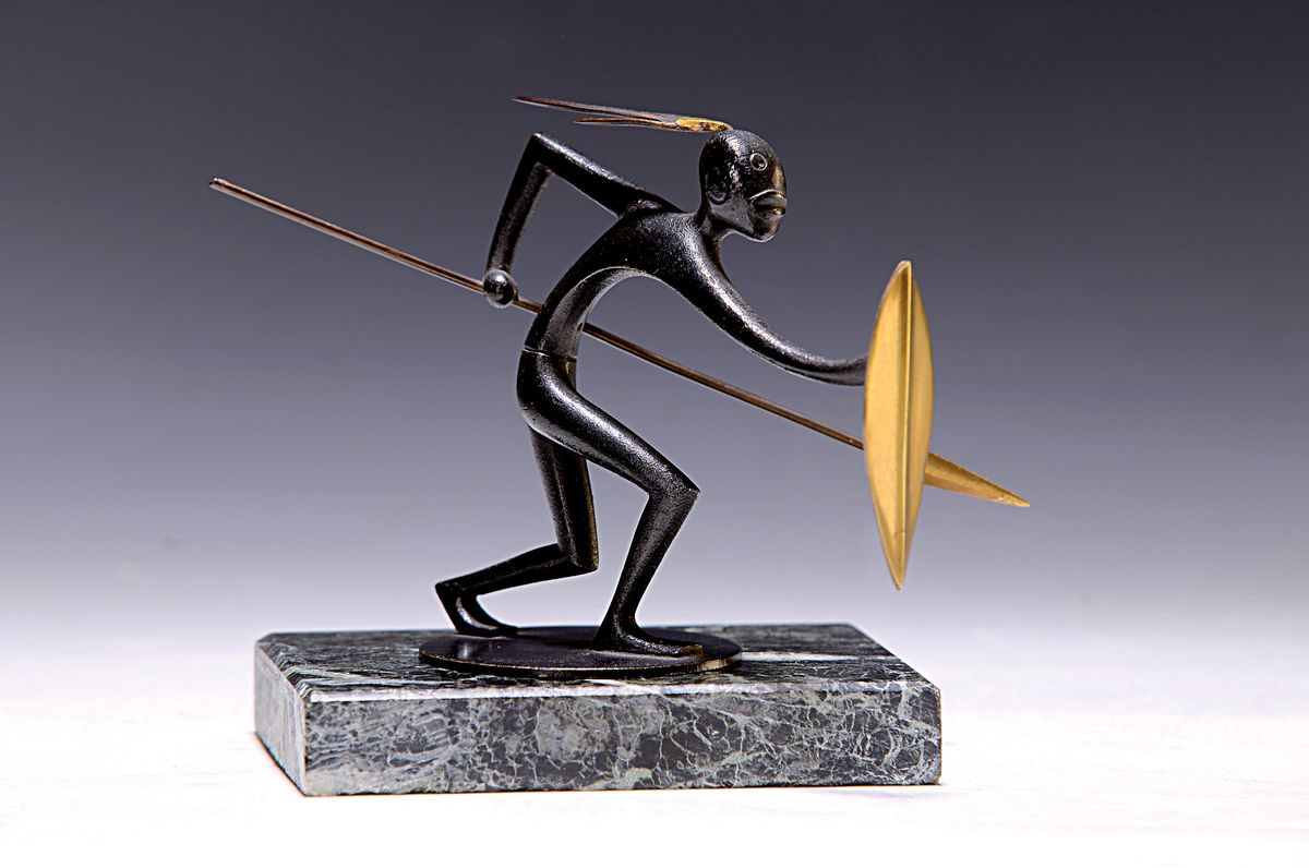 Bronzeskulptur, Hagenauer Wien, Krieger mit Schwert und Schild, Werkstattmarke, H. ca. 9.5 cm