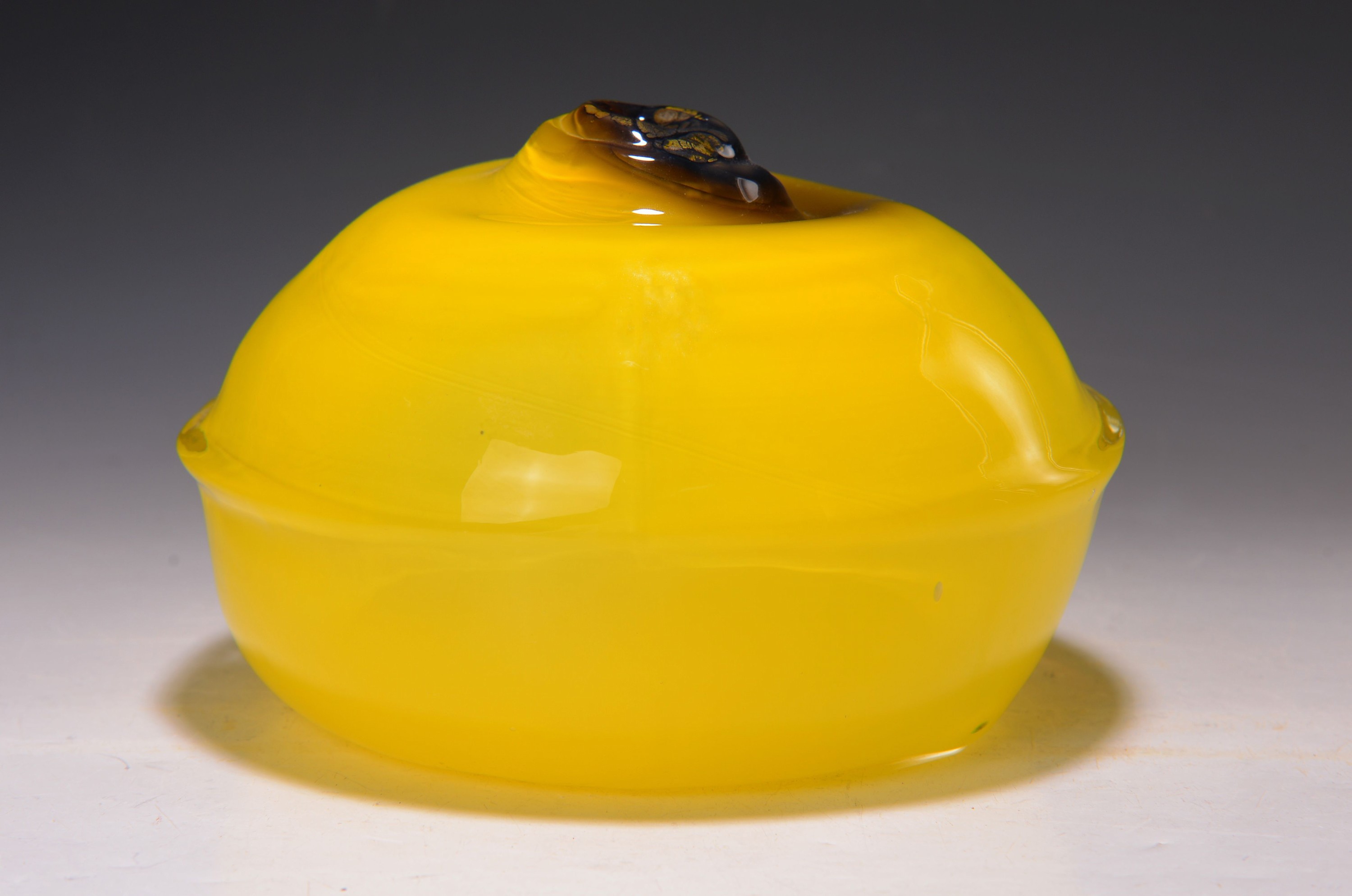 Glasobjekt von Jörg F. Zimmermann, geb. 1940 Uhlingen bei Göttingen, lebt und arbeitet in Stuttgart, seit 1976 Dozent für Glasgestaltung an der ...
