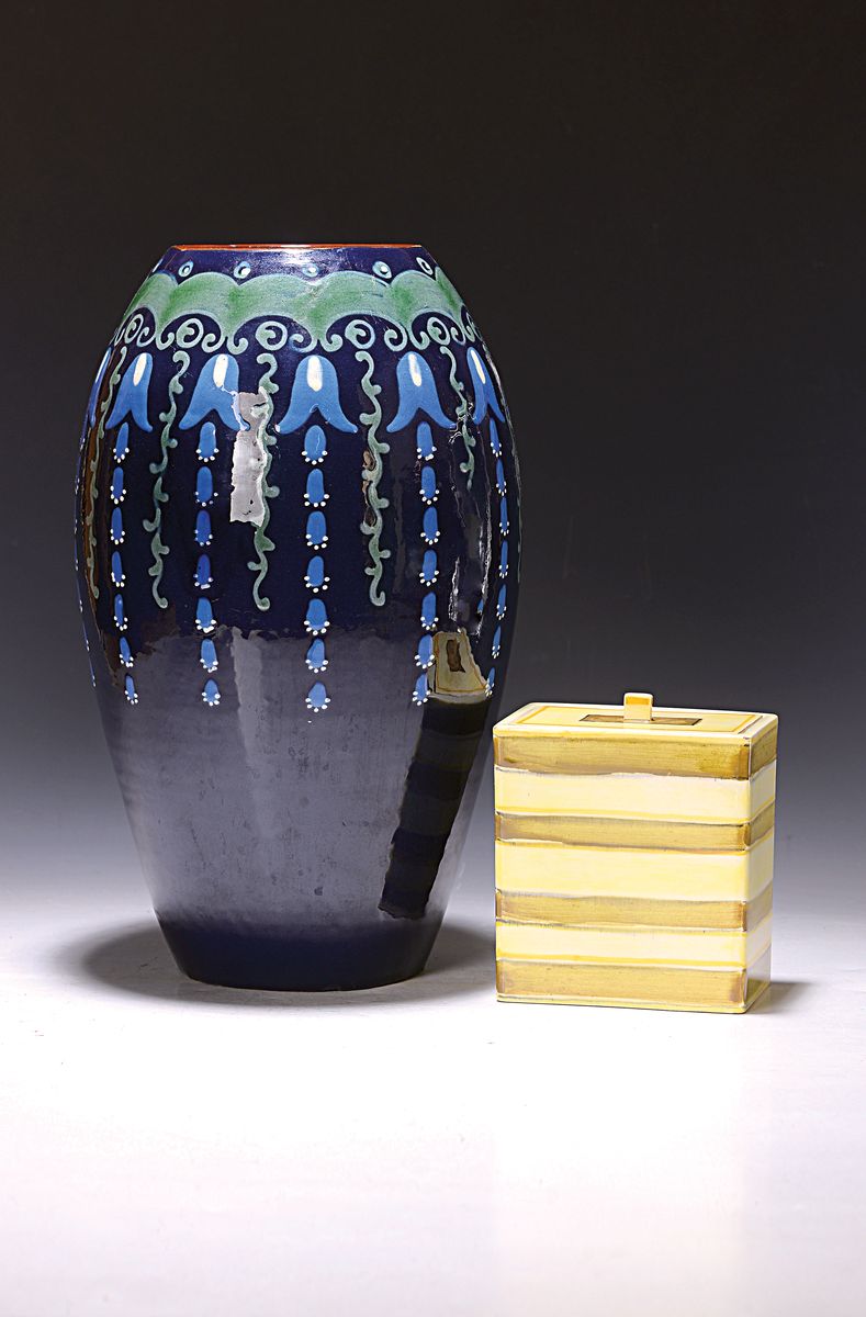 Teedose und Vase, Karlsruher Majolika, Teedose Entwurf Paul Speck, Art Deco, mit Deckel und kl. Innenschieber, Modellnr. 1620, Majolika, grünlich ...