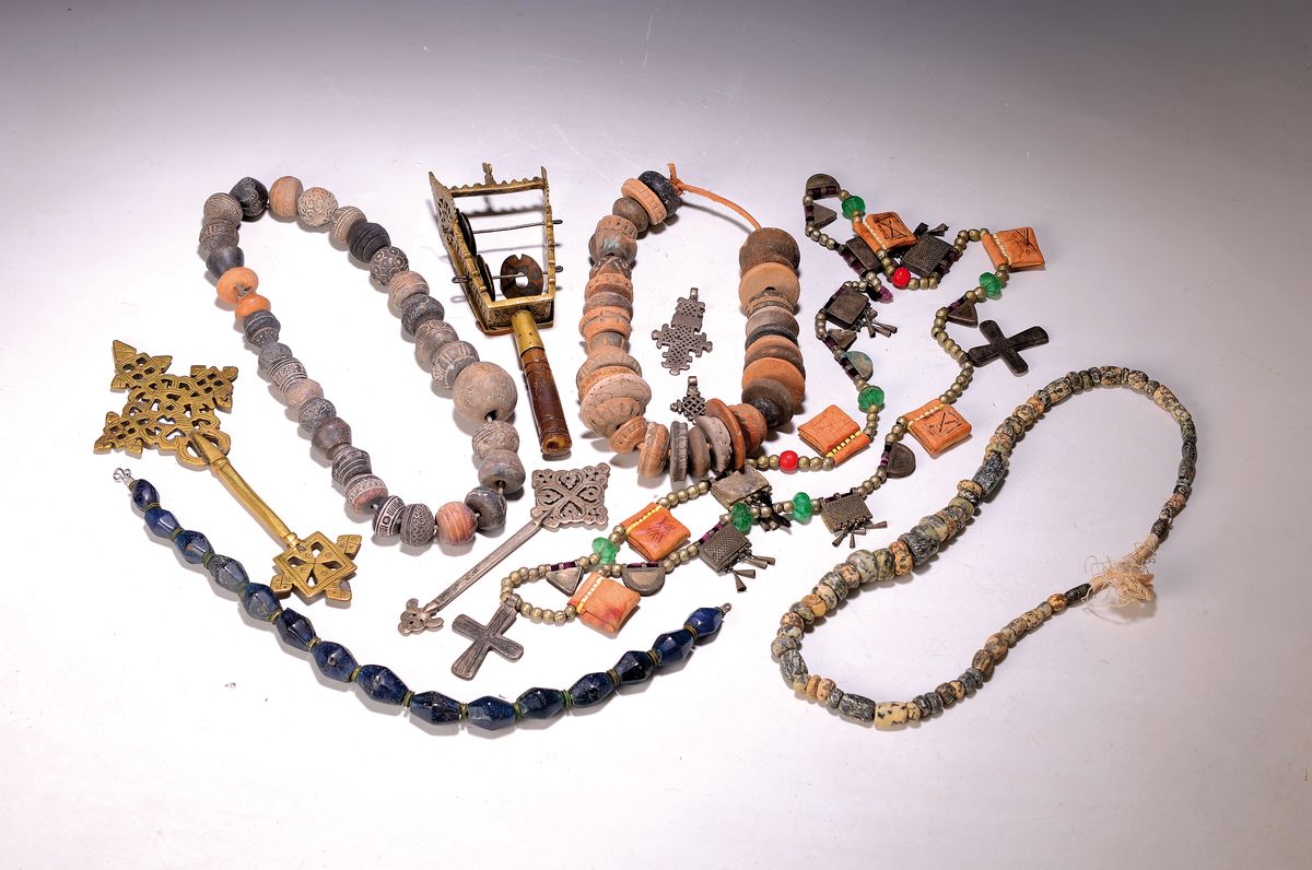 10 Teile Afrika, Schwerpunkt, Äthiopien, um 1900 und 20. Jh., vier koptische Kreuze, und eine Schelle, Messing und Metall, darunter zwei ...