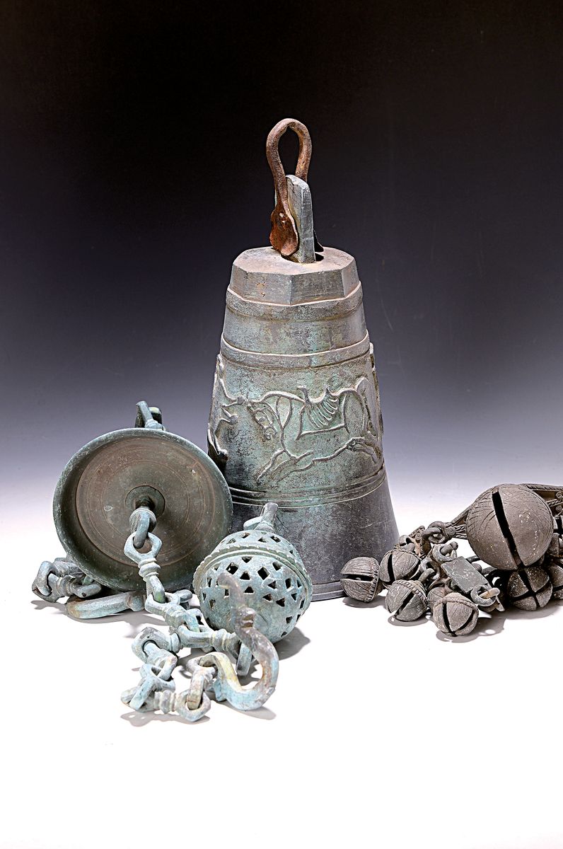 Große Bronzeglocke und Glockenband, sowie Bronzeaufhängung, 20. Jh., z.T. korrodiert, große Glocke mit Tierdarstellungen, H. ca. 37 cm, wohl ...