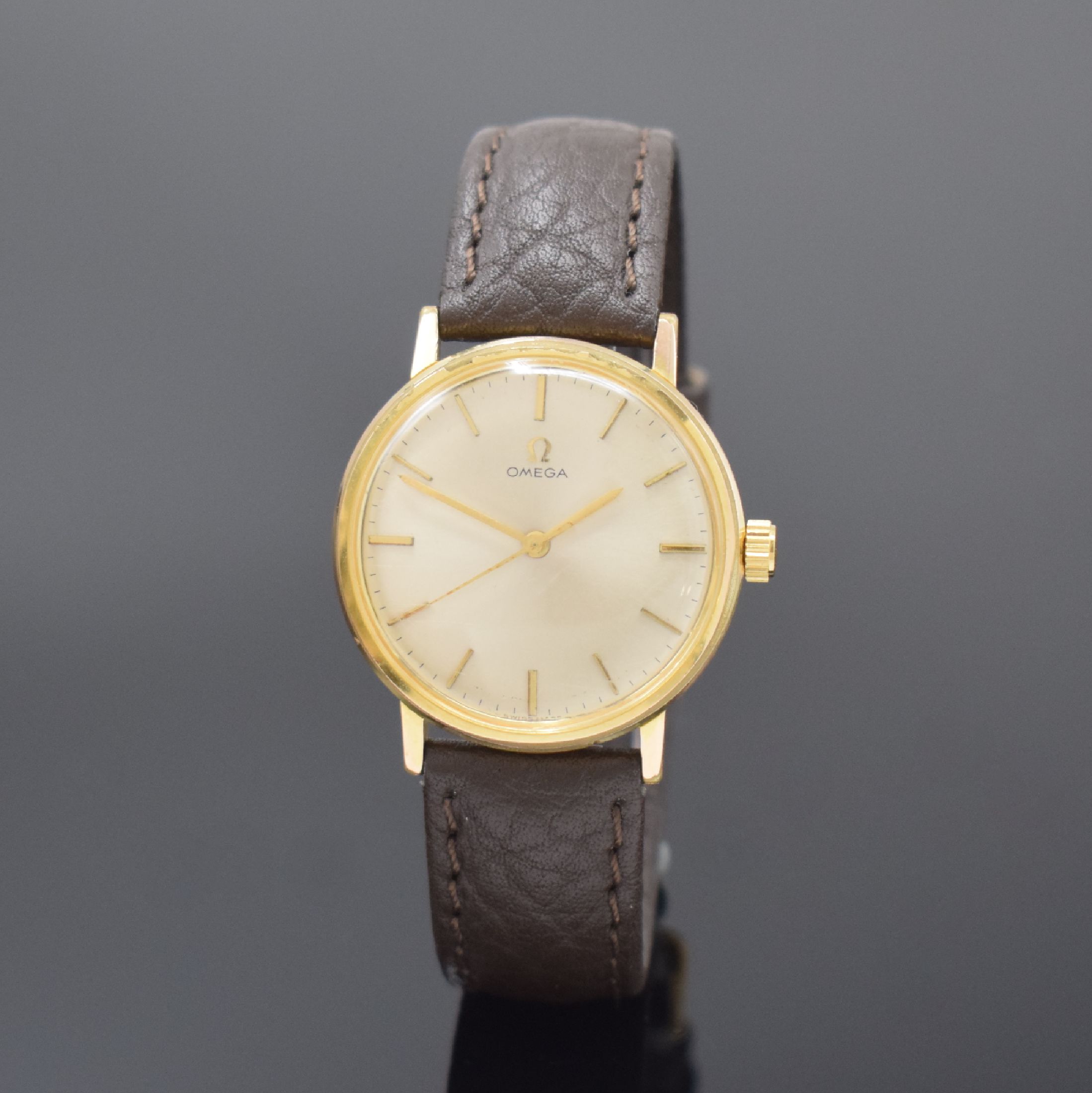 OMEGA vergoldete Armbanduhr, Schweiz um 1965, Handaufzug, Ref. 131.019, Stahlboden aufgedr., silb. Zifferbl. m. gold. Std.-Ind. u. gold. Zeiger, ...