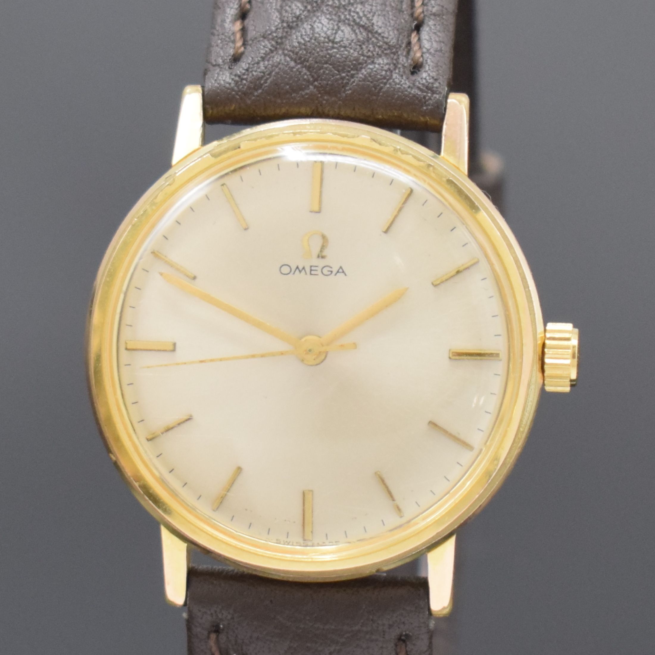 Detail a: OMEGA vergoldete Armbanduhr, Schweiz um 1965, Handaufzug, Ref. 131.019, Stahlboden aufgedr., silb. Zifferbl. m. gold. Std.-Ind. u. gold. Zeiger, ...