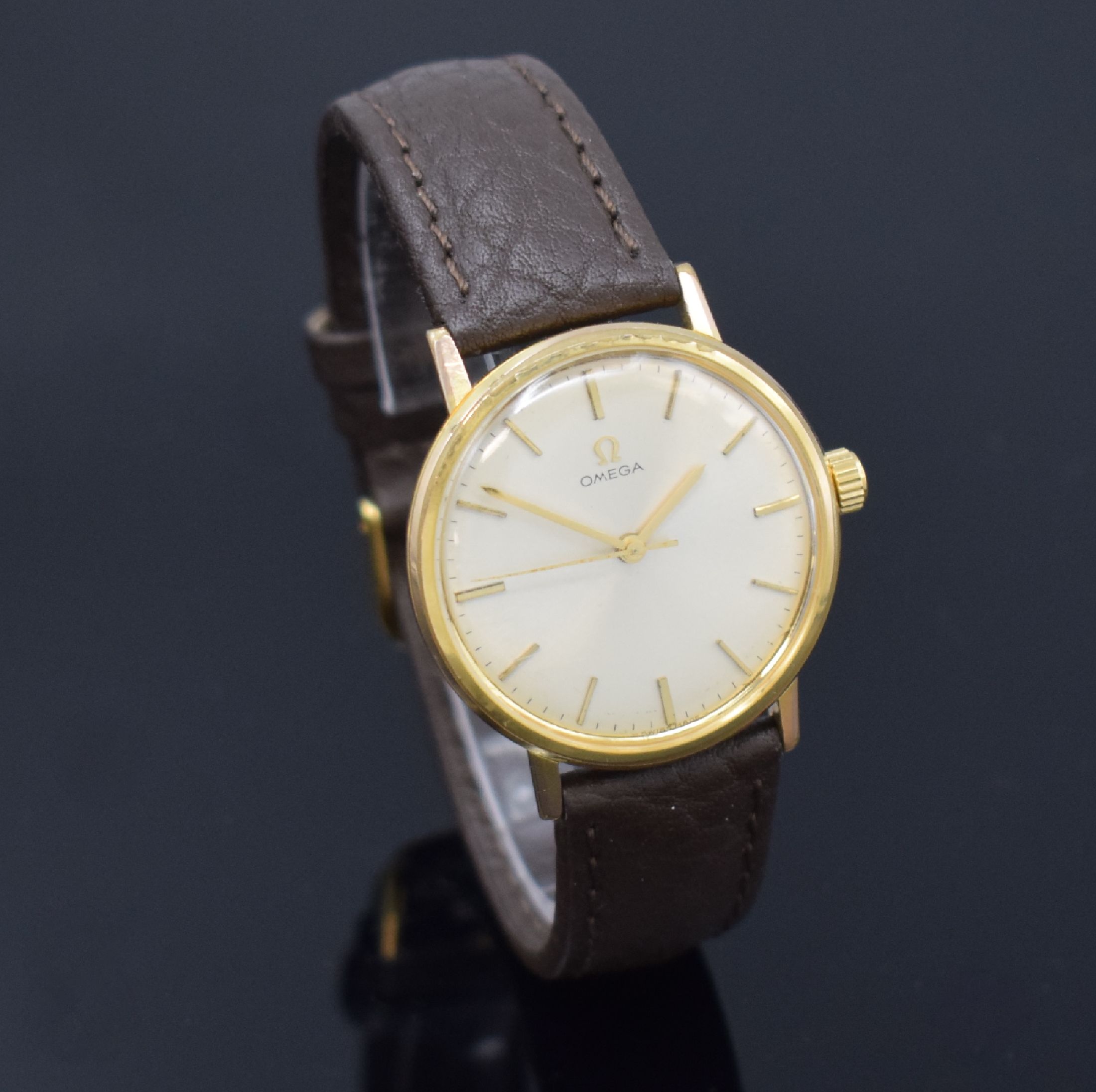 Detail b: OMEGA vergoldete Armbanduhr, Schweiz um 1965, Handaufzug, Ref. 131.019, Stahlboden aufgedr., silb. Zifferbl. m. gold. Std.-Ind. u. gold. Zeiger, ...