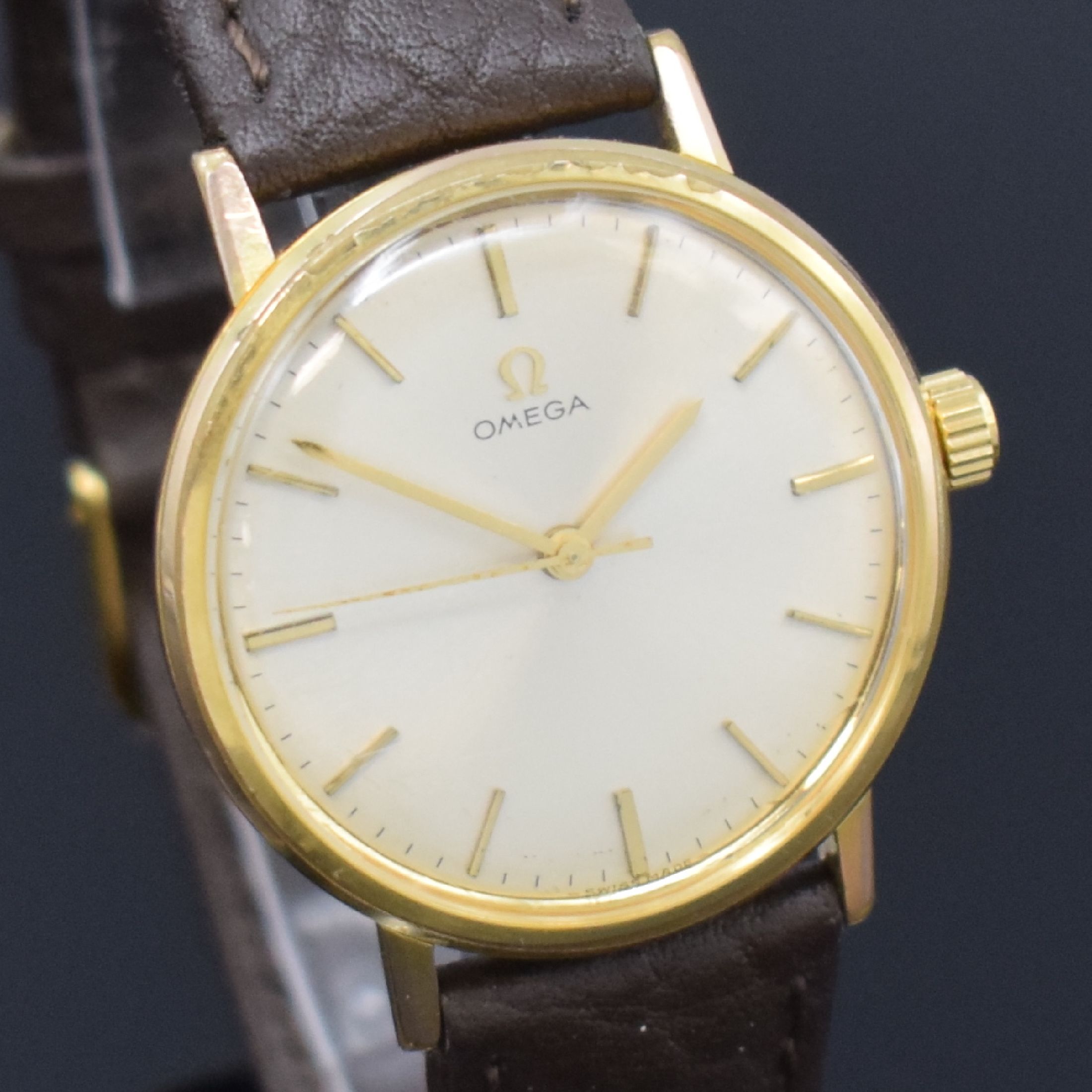 Detail c: OMEGA vergoldete Armbanduhr, Schweiz um 1965, Handaufzug, Ref. 131.019, Stahlboden aufgedr., silb. Zifferbl. m. gold. Std.-Ind. u. gold. Zeiger, ...