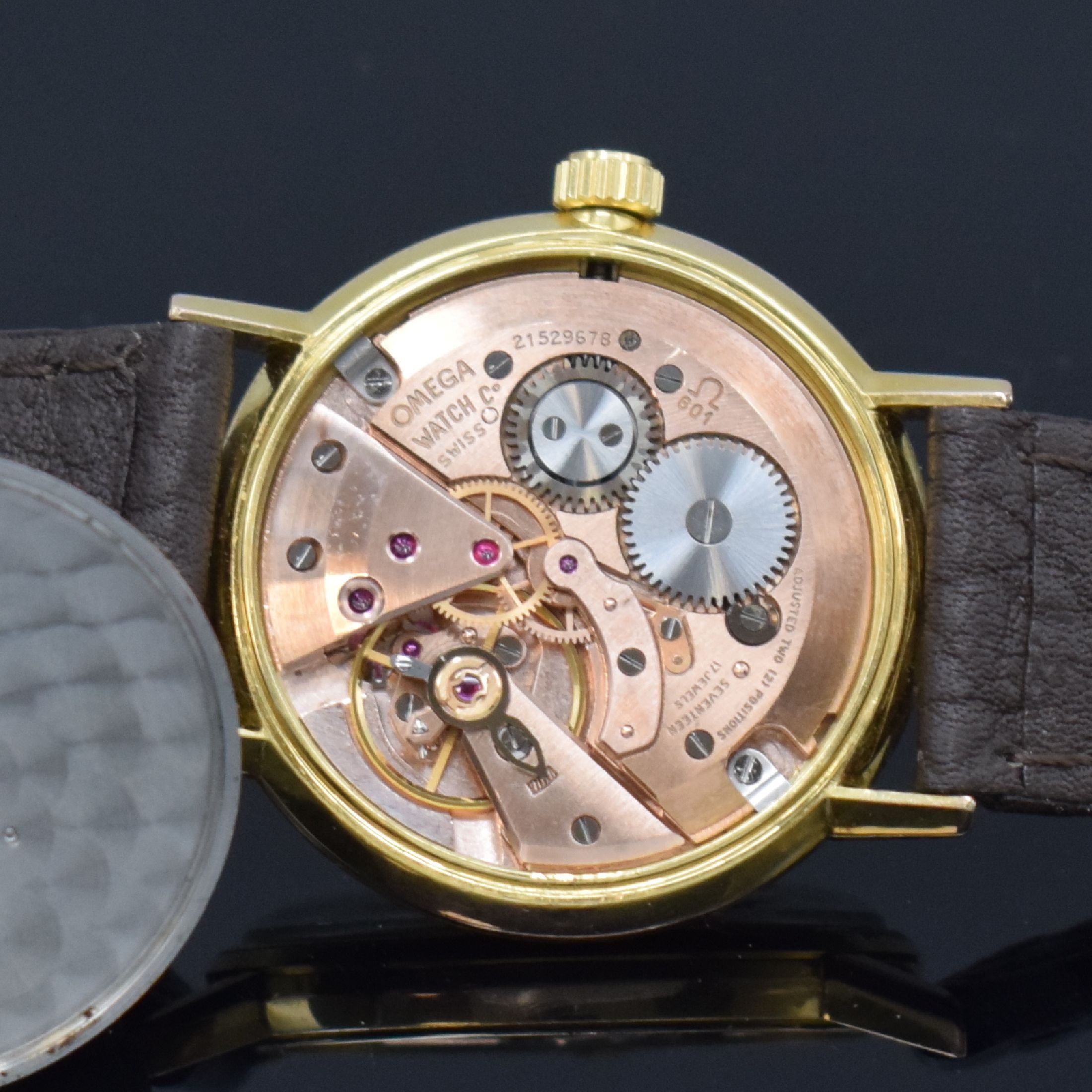 Detail e: OMEGA vergoldete Armbanduhr, Schweiz um 1965, Handaufzug, Ref. 131.019, Stahlboden aufgedr., silb. Zifferbl. m. gold. Std.-Ind. u. gold. Zeiger, ...