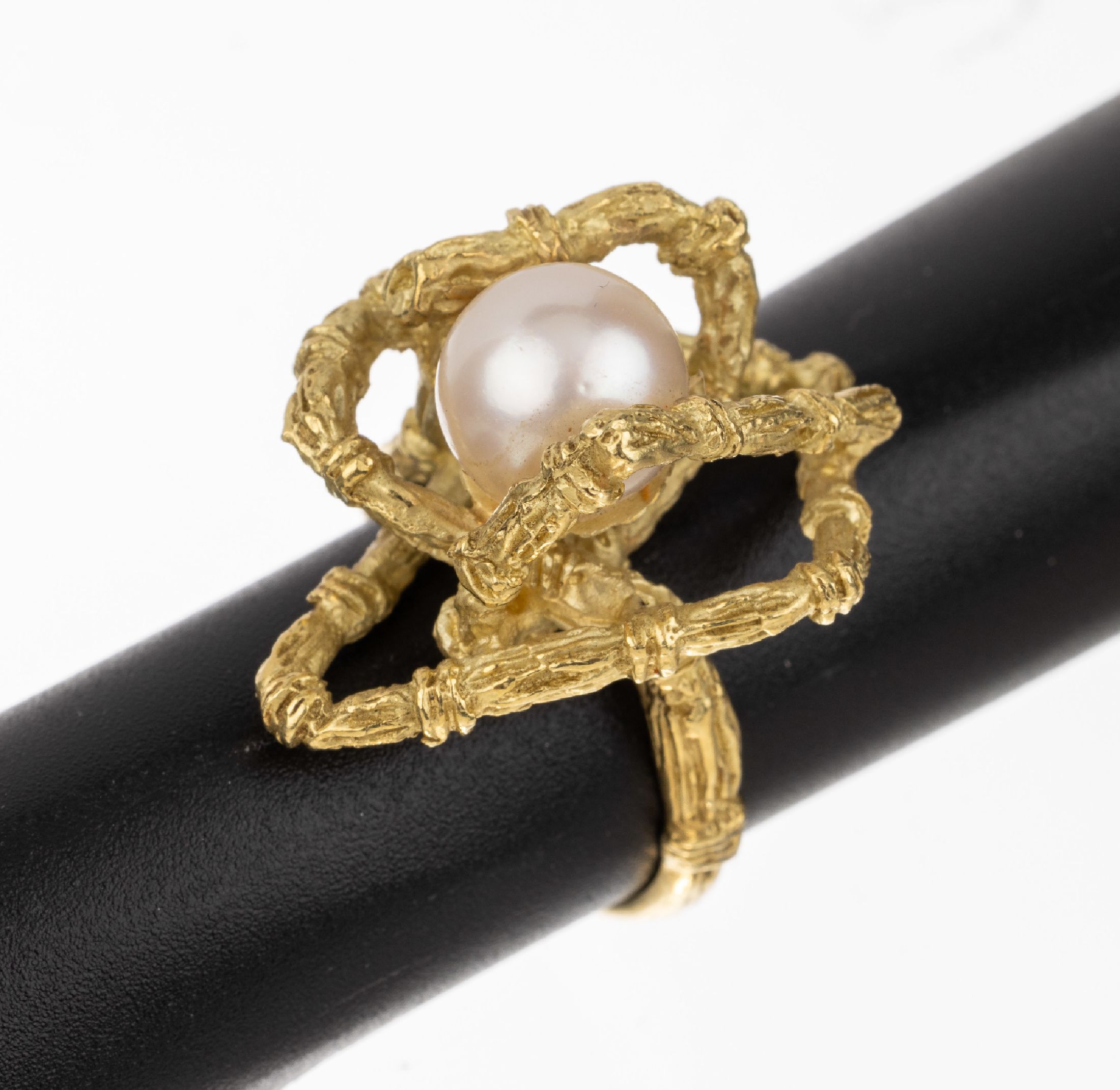 18 kt Gold Zuchtperl-Ring, GG 750/000, außergewöhnlich abstrakte Gestaltung, mittig Akoyazuchtperle, D. ca. 9.2 mm, RW 55, ca. 15.5 g