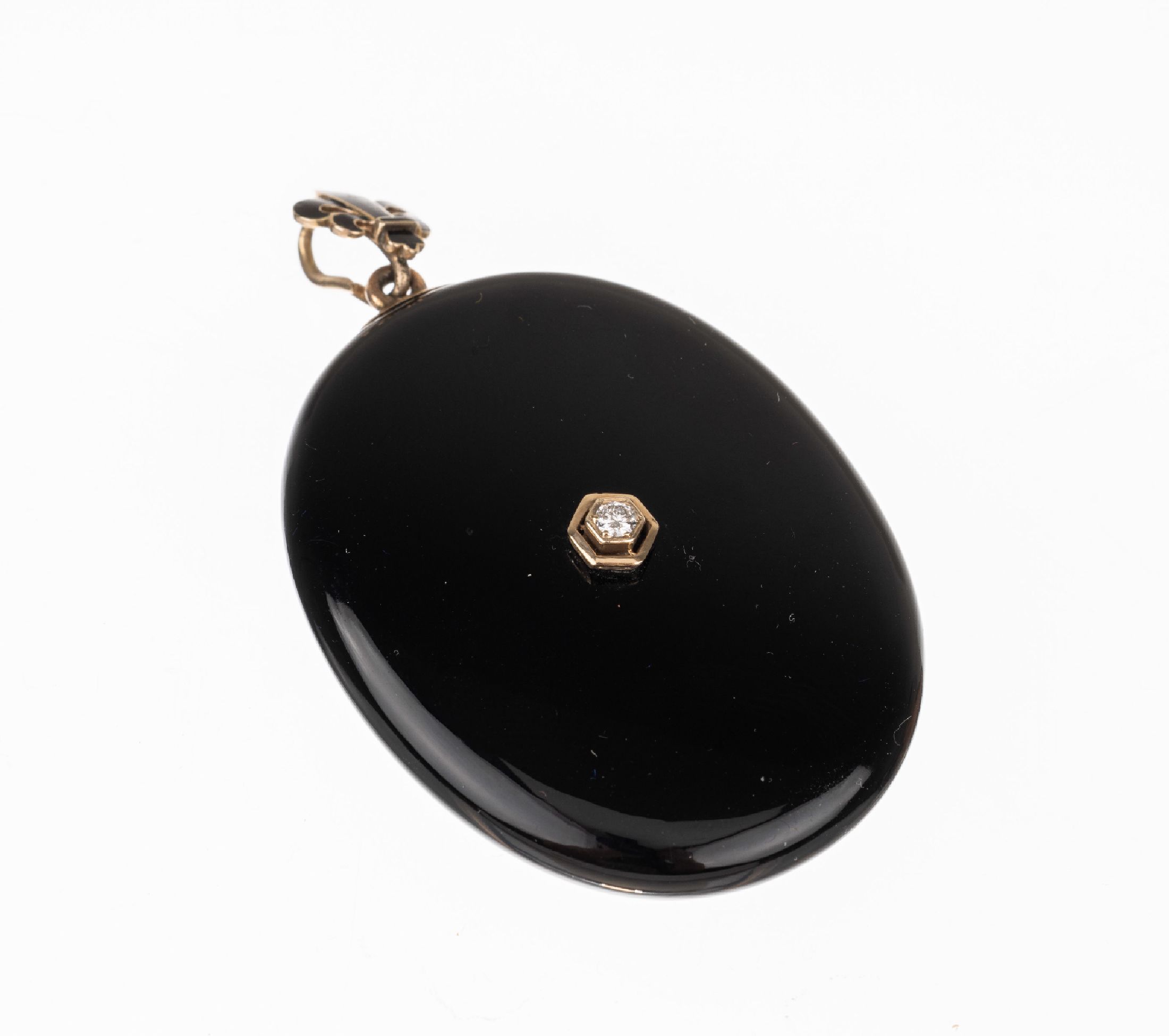 8 kt Gold Onyx-Brillant-Medaillonanhänger, GG 333/000 gepr., um 1840-50, ovaler Onyx, mittig aufgesetzter Brillant in hexagonaler Fassung ca. 0.08 ...
