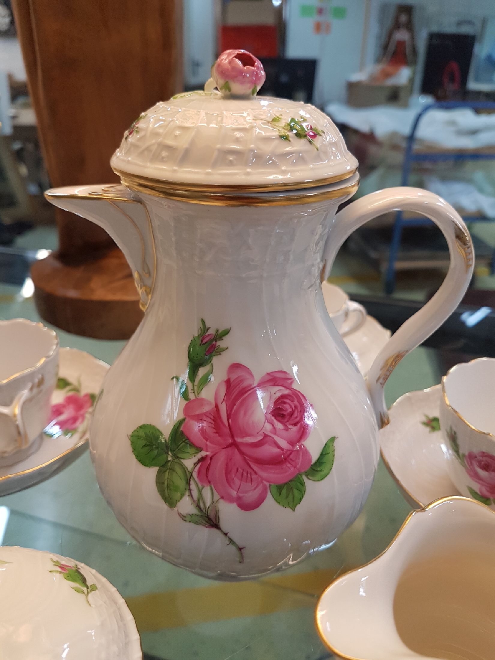 Detail b: Mokkaservice, Meissen, Neubrandenstein, rote Rose, Goldränder, für 6 Personen, Mokkakanne, Zuckerdose, Milchkännchen, 6 Tassen mit Untertassen, 2. ...