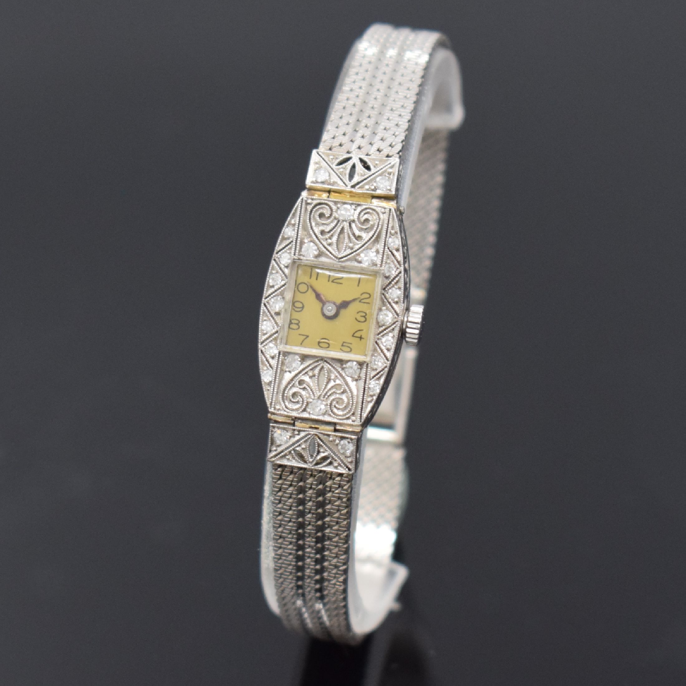 Art Deco Damenarmbanduhr in Platin mit Diamanten, Schweiz um 1930, Handaufzug, Scharniergeh. an WG 750/000 Band, rest. Zifferbl., gebl. Zeiger, ...