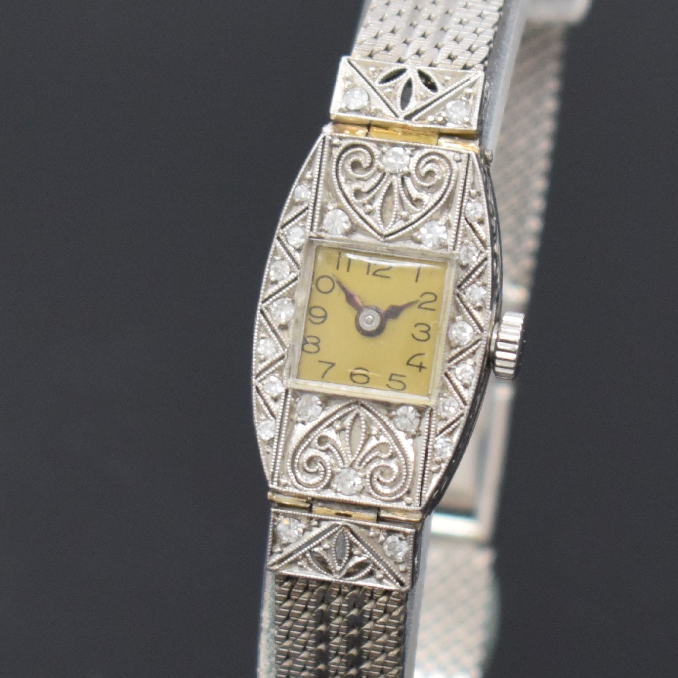 Detail a: Art Deco Damenarmbanduhr in Platin mit Diamanten, Schweiz um 1930, Handaufzug, Scharniergeh. an WG 750/000 Band, rest. Zifferbl., gebl. Zeiger, ...