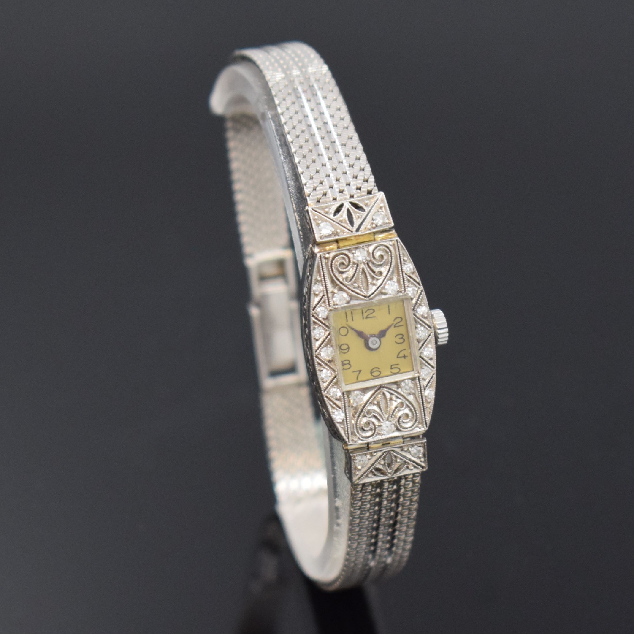 Detail b: Art Deco Damenarmbanduhr in Platin mit Diamanten, Schweiz um 1930, Handaufzug, Scharniergeh. an WG 750/000 Band, rest. Zifferbl., gebl. Zeiger, ...